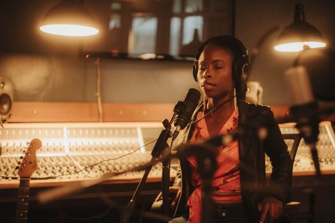 Audio-Technica USAさんのインスタグラム写真 - (Audio-Technica USAInstagram)「When we first heard @labdiofficial's voice we stopped in our tracks, then we discovered that she's the only female in East Africa to play the Orutu, a single-stringed fiddle originating from the Luo Community in Western Kenya that was traditionally reserved for men.⁠ ⁠ "I decided to play it however the hell I wanted to do it."⁠ ⁠ Check out her interview with @analoguefoundation in the link in our bio!⁠ ⁠ Photographed by @danmedhurst for the @extrasoulperception project⁠ .⁠ .⁠ .⁠ #AudioTechnica #Labdi #Musicians #BlackMusicians #Music」8月7日 6時01分 - audiotechnicausa