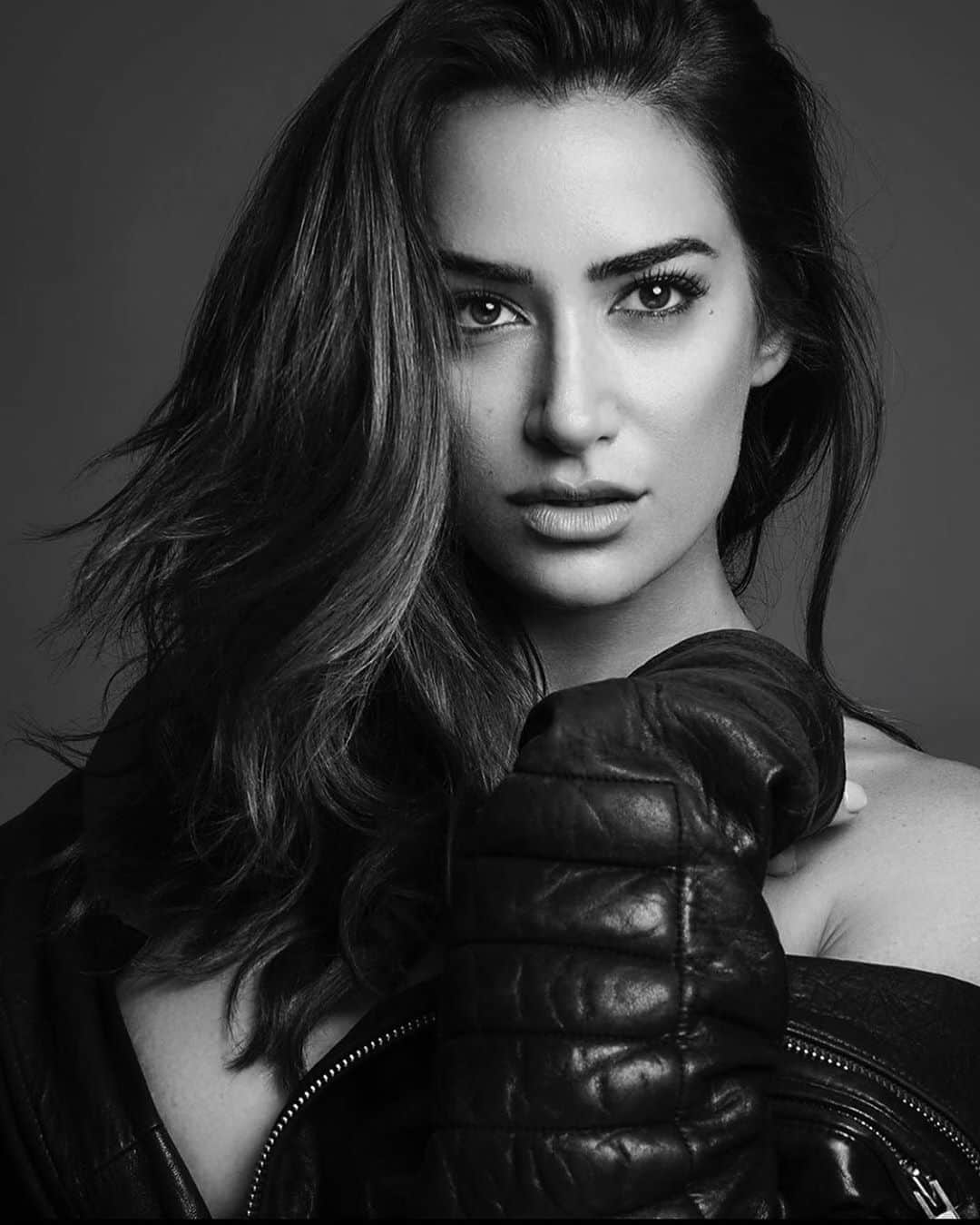 ドナ・フェルドマンのインスタグラム：「“What you want is already yours. It’s already done. Start counting your blessings for it. Start saying thank you for it. Start celebrating it.” #thoughtfortheday #leatherjacket #raw #portrait series shot in #nyc by visual artist @erezsabag」