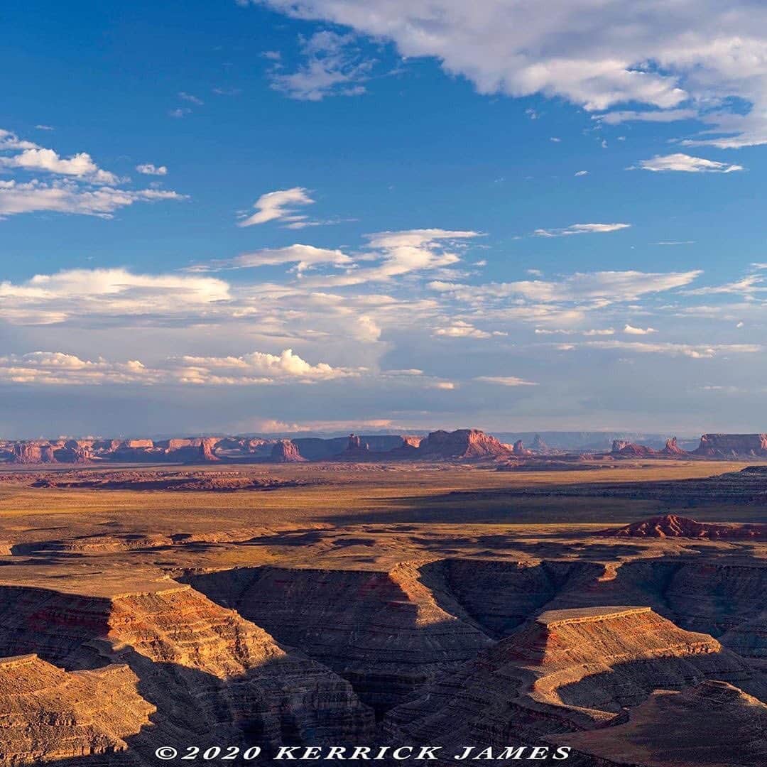 Ricoh Imagingのインスタグラム：「Posted @withregram • @kerrickjames5 Late afternoon light on Monument Valley, from Muley Point, Utah. Shot with Ricoh Pentax 645Z and 80-160mm lens. #ricohusa #ricohimaging #pentaxiansunite」