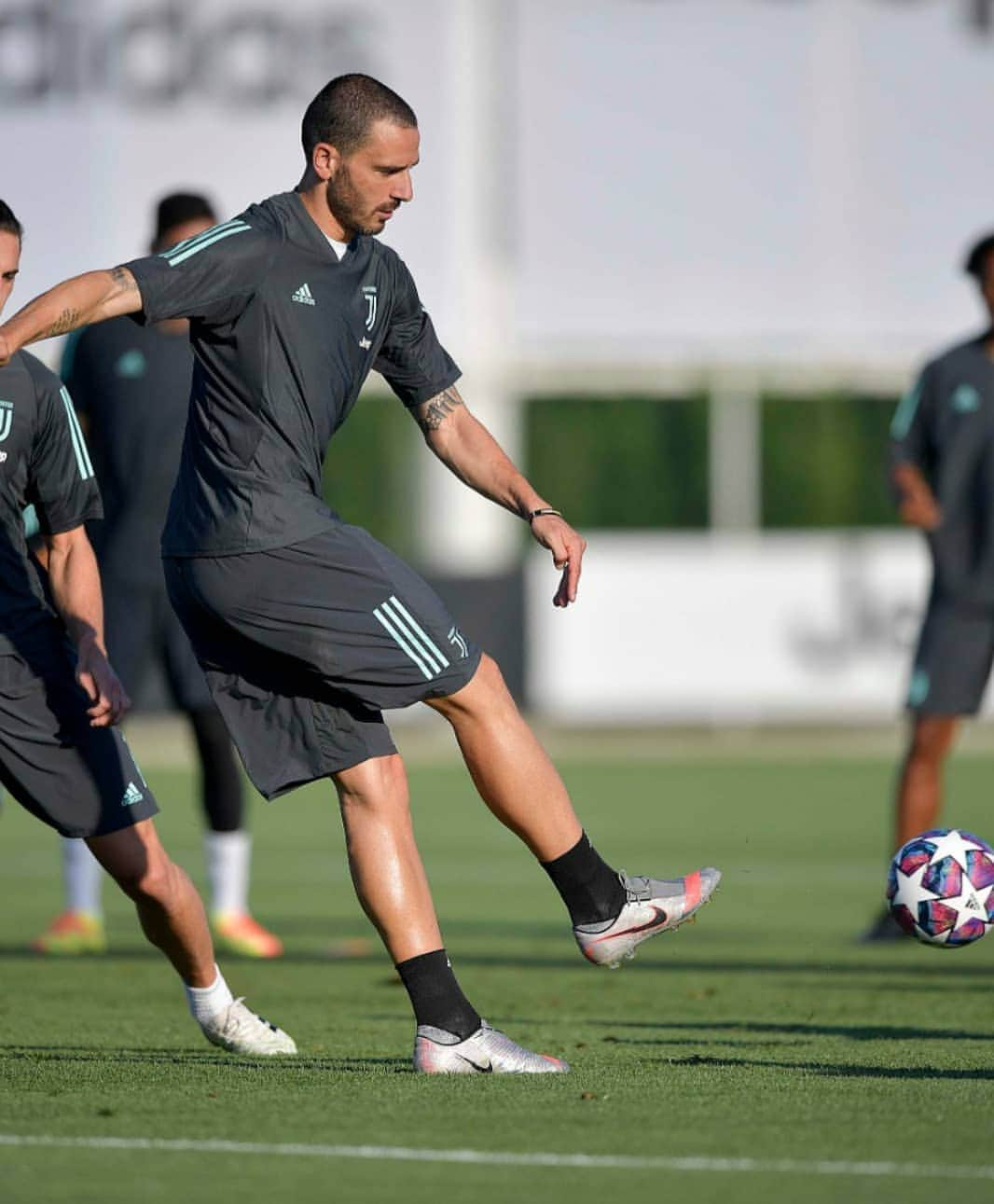 ユヴェントスFCさんのインスタグラム写真 - (ユヴェントスFCInstagram)「Gearing up for #JuveOL! 💪⚪⚫  #JuveUCL #FinoAllaFine #ForzaJuve」8月7日 4時40分 - juventus