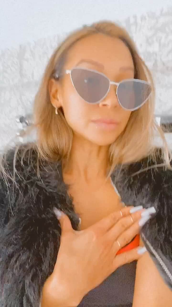 ダニー・リエルのインスタグラム：「My alter egos wanting wine」