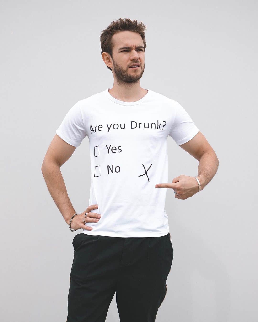 ゼッドのインスタグラム：「what seems to be the officer, problem?」