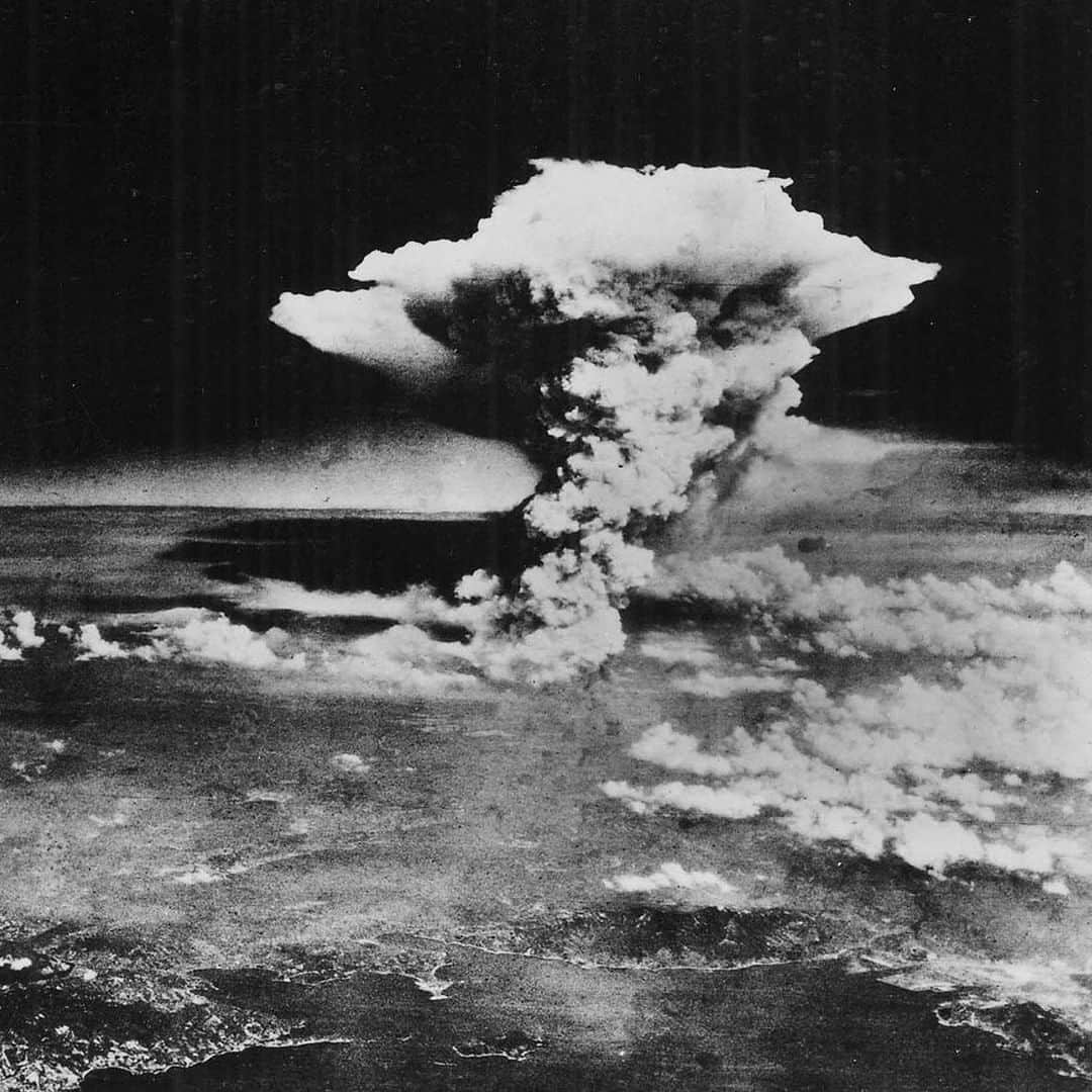 CNNさんのインスタグラム写真 - (CNNInstagram)「Thursday marks 75 years since the US dropped an atomic bomb on Hiroshima, killing more than 70,000 people instantly. A second bomb followed three days later over Nagasaki and killed 40,000 more. The devastation led to Japan's unconditional surrender and brought an end to World War II. To this day, it is the only time that nuclear weapons have been used in warfare. Tap the link in our bio to see more images. (📸: US Army/Hiroshima Peace Memorial Museum/AP, Universal History Archive/Getty Images and Universal History Archive/Getty Images)」8月7日 5時00分 - cnn