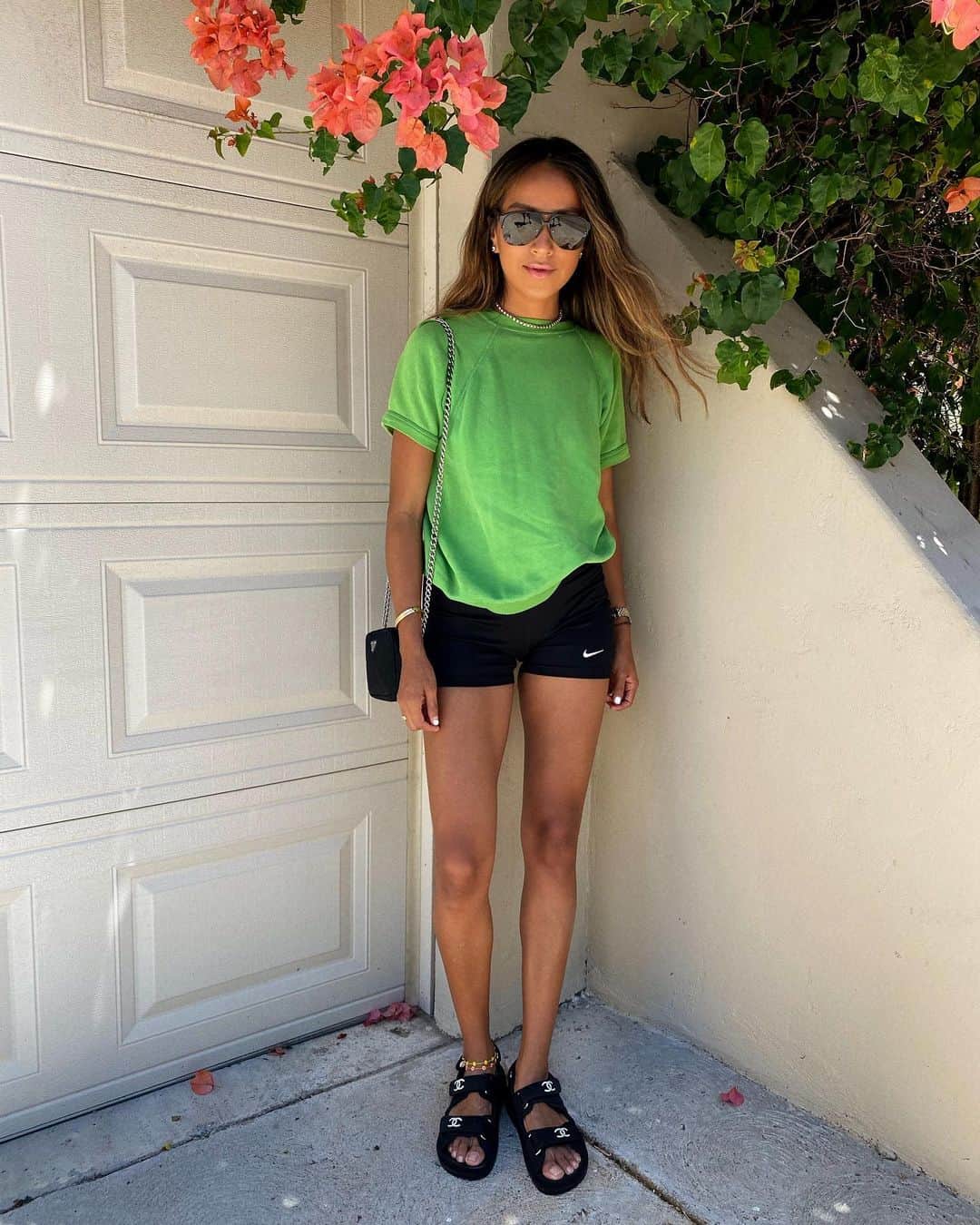 ジュリー・サリニャーナのインスタグラム：「My BRB, going to grab a green juice look . 💚🥦🍏🥬🥝」