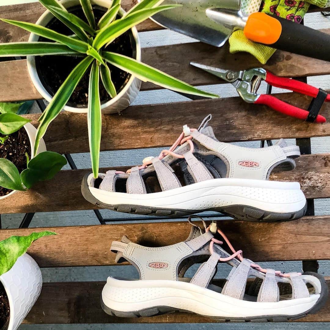 のインスタグラム：「Did you know more than 60 million plastic bottles end up in landfills every day? We're committed to putting this plastic to work.⁣ ⁣ Our new Women's Astoria West Sandal uses recycled PET plastics to make the webbing and bungee lace system. There are hundreds of choices that go into making a shoe. Each one is a chance to do something that minimizes our impact on the planet. #ConsciouslyCreated⁣ ⁣ 📸: KEEN Fan @tasha_samuel」