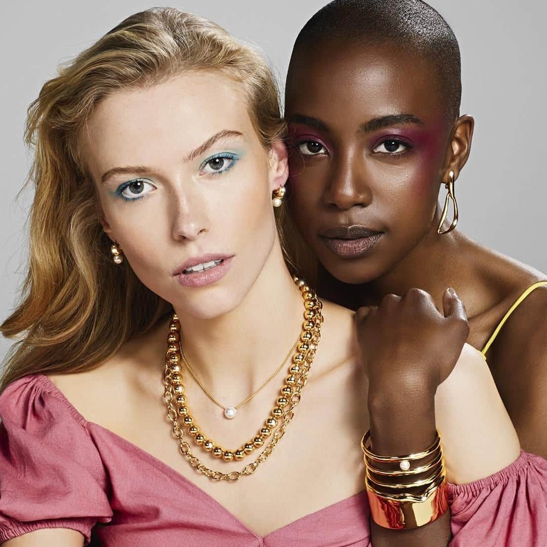 のインスタグラム：「Give us all the statement jewelry! ✨#vincecamuto #summerlook #jewelry」