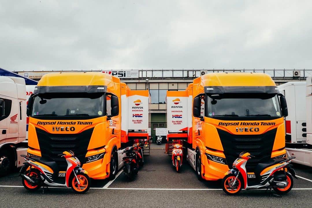 レプソル・ホンダのインスタグラム：「Set up ✅ ⠀⠀⠀⠀⠀⠀⠀⠀⠀ 🇨🇿 #CzechGP #MotoGP #AM73 #AlexMarquez #SB6 #StefanBradl #Racing #Repsol #Honda #Racing #RepsolHonda #HRC #RC213V #ThePowerOfDreams #Racing #Motorcycle #Team #OneHeart #PushingAheadTogether #SWay #Iveco」