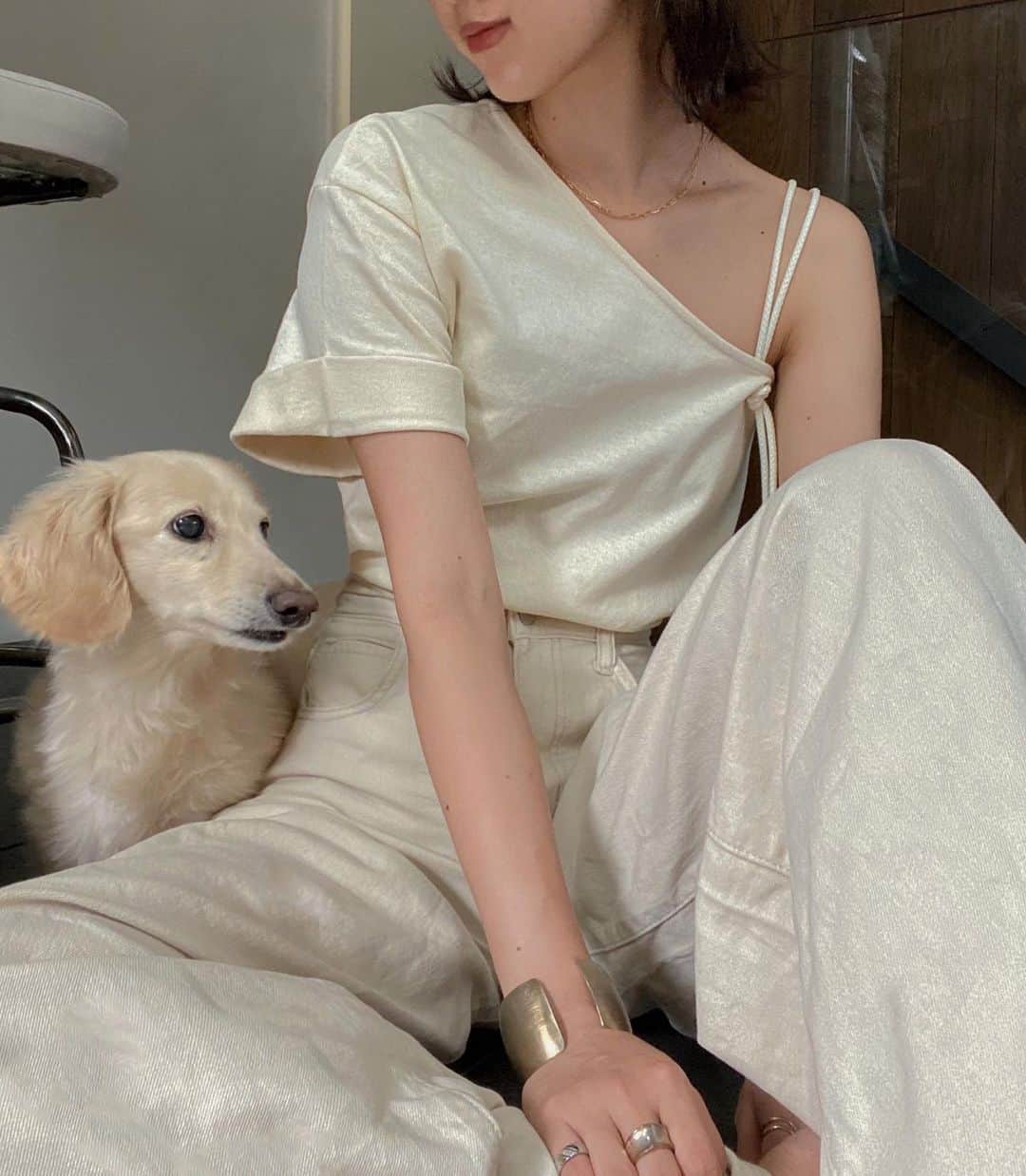 影山可蓮のインスタグラム：「・ ・ #whitecoordinate  w/ 🐶 (右からこんにちは) めちゃ色マッチしてて笑った← ・ ・ 🏷  TOPS @lagunamoon_com  PANTS @uniqlo  BAG @charleskeith_jp   ・ ・ この日はホワイト祭り🎉w 夏っぽくて個性的なワンショルトップスにスーパーワイドジーンズの楽々組み合わせです✌🏼✌🏼 左だけめちゃ日焼け止め塗りましょう☀️ ・ ・ #lagunamoon #uniqlo  #ラグナムーン #ユニクロ  #outfit #ootd  #minimalstyle #minimalfashion #classicstyle #simpleoutfit #everydaylook  #コーデ #コーディネート #今日のコーデ #私服  #karen_k_outfit」