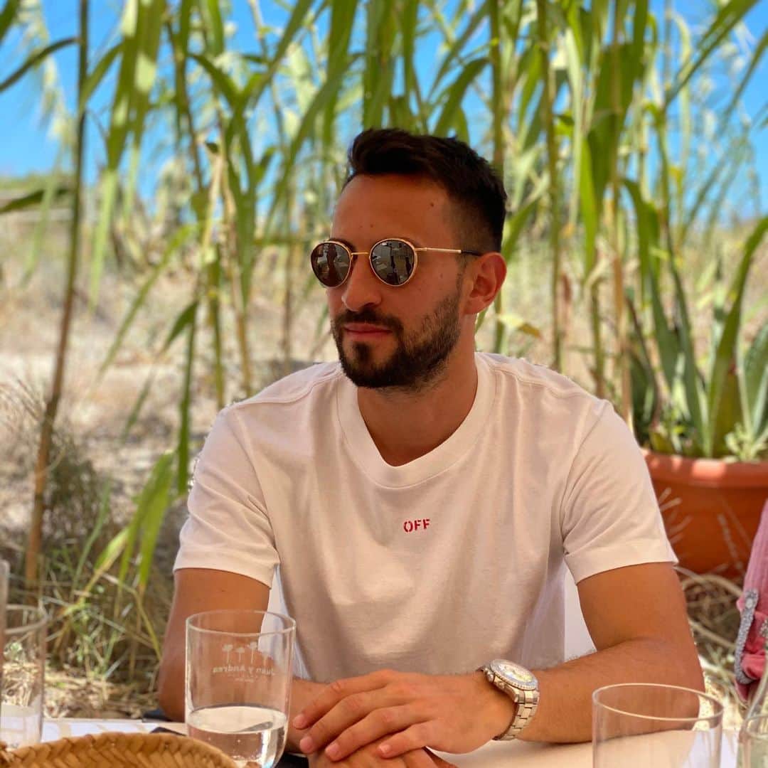 ルーカス・ルップのインスタグラム：「Enjoying lunch with my friends🤩」