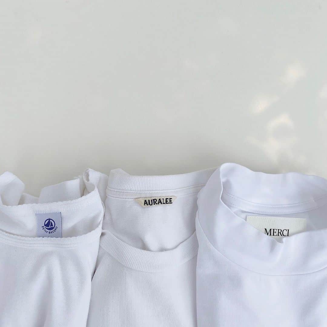 のインスタグラム：「生地が好きな my best tee brand👚 . @petitbateau_jp  生地の肌触りが柔らかくて本当にいい！ 敏感肌で子供の頃アトピーぽかった娘も、ここのコットン100シリーズで乗り切れたので、信頼度MAXブランド👚 長く着ていると生地のヨレが気になるので買い替えのサイン🌿 . @auralee_tokyo  プチバトーより少し固めの肌触りで、型崩れしにくくて好き🥰程よくカジュアルの中に上品さを感じる絶妙な生地感だと思う🌿 . @merci__jp  この中では1番肌触りがしっとりしていて、ツヤがある生地感🌿カジュアルなボトムと合わせても大人っぽく綺麗に仕上がるので好き🥰接触冷感生地で肌にまとわりつかず涼しく着れるのも絶対的おすすめ生地☺️ . みなさんのおすすめteeブランドありますか？☺️ . #白t #tee #petitbateau#プチバトー #auralee #オーラリー」