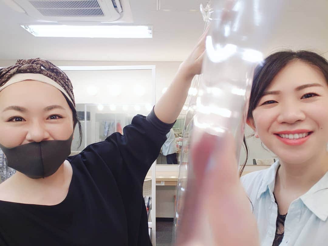 服部ひで子のインスタグラム：「約5か月ぶりの 新喜劇の舞台です(* >ω<)‼。。。  今週は、8/4(火)～8/10(月)まで、なんばグランド花月⭐小籔座長週に出演させていただいております。  検温、消毒、マスクの着用、換気、ソーシャルディスタンスなどなど、、、、、舞台も客席も楽屋も、感染対策が徹底されていてビックリしました。  お隣の席の とんちゃんとも 飛沫感染防止のビニールで仕切られています。  少し寂しいですが、今は仕方がない！  引き続き、感染対策＆体調管理に努めながら、千秋楽まで元気に頑張りたいと思います( ´∀｀ )b🎵  #吉本新喜劇 #よしもと新喜劇 #新喜劇  #なんばグランド花月  #吉岡友見 ちゃん #服部ひで子」
