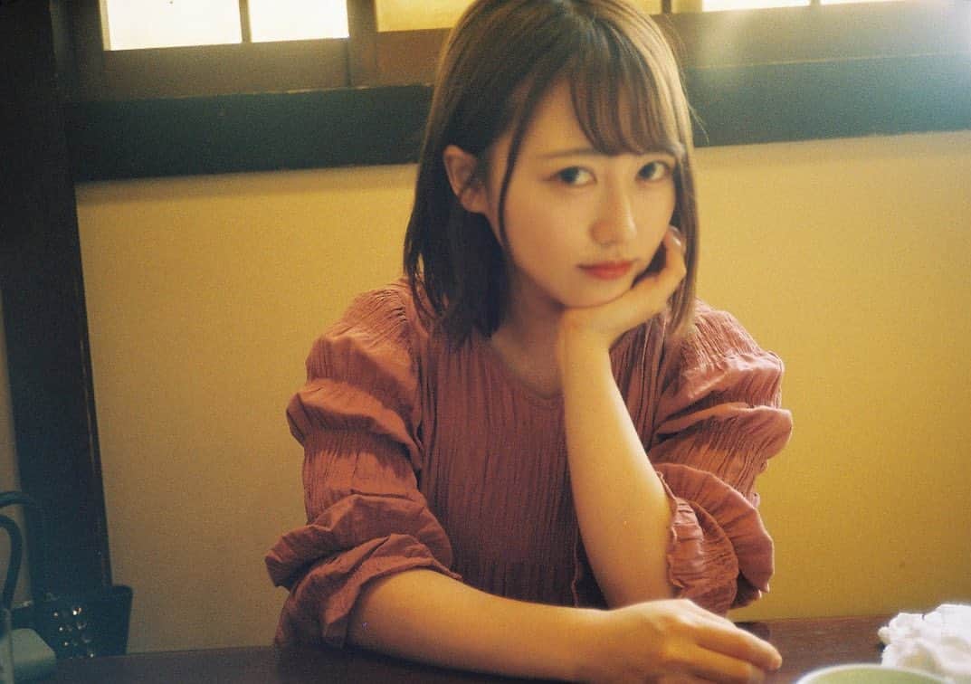 塚本美玲のインスタグラム：「リリーの服はピンク選びがち👚👙👛🐽🌸﻿ ﻿ ﻿ #lillybrown #onepiece #pink #filmphotography」