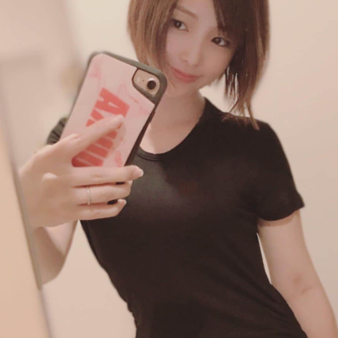 ゆうかさんのインスタグラム写真 - (ゆうかInstagram)「@yagbeauty_official さんでスポット照射やったところがキレイに剥がれました😍❤️❤️﻿ ﻿ 2枚目に見えてる顎下のところ💕﻿ ﻿ 月に1回はお肌のメンテナンスでピーリングとレーザートーニング行ってるので、そのついでに見てもらってやってもらったよ〜✌️﻿ ﻿ どんどんキレイになるので嬉しいです☺️💕💕﻿ ﻿ 渋谷 YAG BEAUTY CLINIC﻿ ☏0120915959﻿ ﻿ #美肌 #レーザートーニング #しみとりレーザー #シミ取り #そばかす治療 #レーザー治療 #レーザー #美白ケア #美白 #美肌ケア #美肌効果 #美肌レシピ #美肌作り #美肌レーザー #美容大好き #美容好きさんと繋がりたい #美容好きと繋がりたい #YAGBEAUTY #美意識向上 #RRRマスクパック #涙ぼくろ #アラサー #アラサーママ #裸眼 #ノーファンデ」8月6日 20時54分 - yuuka_japan