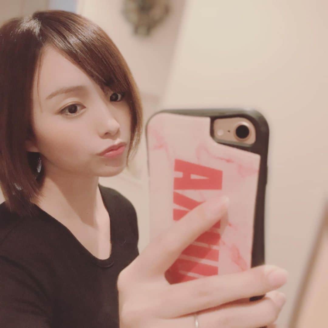 ゆうかさんのインスタグラム写真 - (ゆうかInstagram)「@yagbeauty_official さんでスポット照射やったところがキレイに剥がれました😍❤️❤️﻿ ﻿ 2枚目に見えてる顎下のところ💕﻿ ﻿ 月に1回はお肌のメンテナンスでピーリングとレーザートーニング行ってるので、そのついでに見てもらってやってもらったよ〜✌️﻿ ﻿ どんどんキレイになるので嬉しいです☺️💕💕﻿ ﻿ 渋谷 YAG BEAUTY CLINIC﻿ ☏0120915959﻿ ﻿ #美肌 #レーザートーニング #しみとりレーザー #シミ取り #そばかす治療 #レーザー治療 #レーザー #美白ケア #美白 #美肌ケア #美肌効果 #美肌レシピ #美肌作り #美肌レーザー #美容大好き #美容好きさんと繋がりたい #美容好きと繋がりたい #YAGBEAUTY #美意識向上 #RRRマスクパック #涙ぼくろ #アラサー #アラサーママ #裸眼 #ノーファンデ」8月6日 20時54分 - yuuka_japan