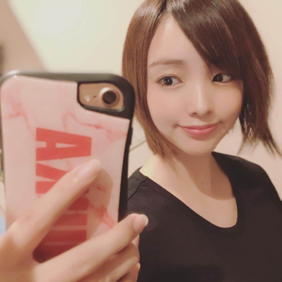 のインスタグラム：「@yagbeauty_official さんでスポット照射やったところがキレイに剥がれました😍❤️❤️﻿ ﻿ 2枚目に見えてる顎下のところ💕﻿ ﻿ 月に1回はお肌のメンテナンスでピーリングとレーザートーニング行ってるので、そのついでに見てもらってやってもらったよ〜✌️﻿ ﻿ どんどんキレイになるので嬉しいです☺️💕💕﻿ ﻿ 渋谷 YAG BEAUTY CLINIC﻿ ☏0120915959﻿ ﻿ #美肌 #レーザートーニング #しみとりレーザー #シミ取り #そばかす治療 #レーザー治療 #レーザー #美白ケア #美白 #美肌ケア #美肌効果 #美肌レシピ #美肌作り #美肌レーザー #美容大好き #美容好きさんと繋がりたい #美容好きと繋がりたい #YAGBEAUTY #美意識向上 #RRRマスクパック #涙ぼくろ #アラサー #アラサーママ #裸眼 #ノーファンデ」