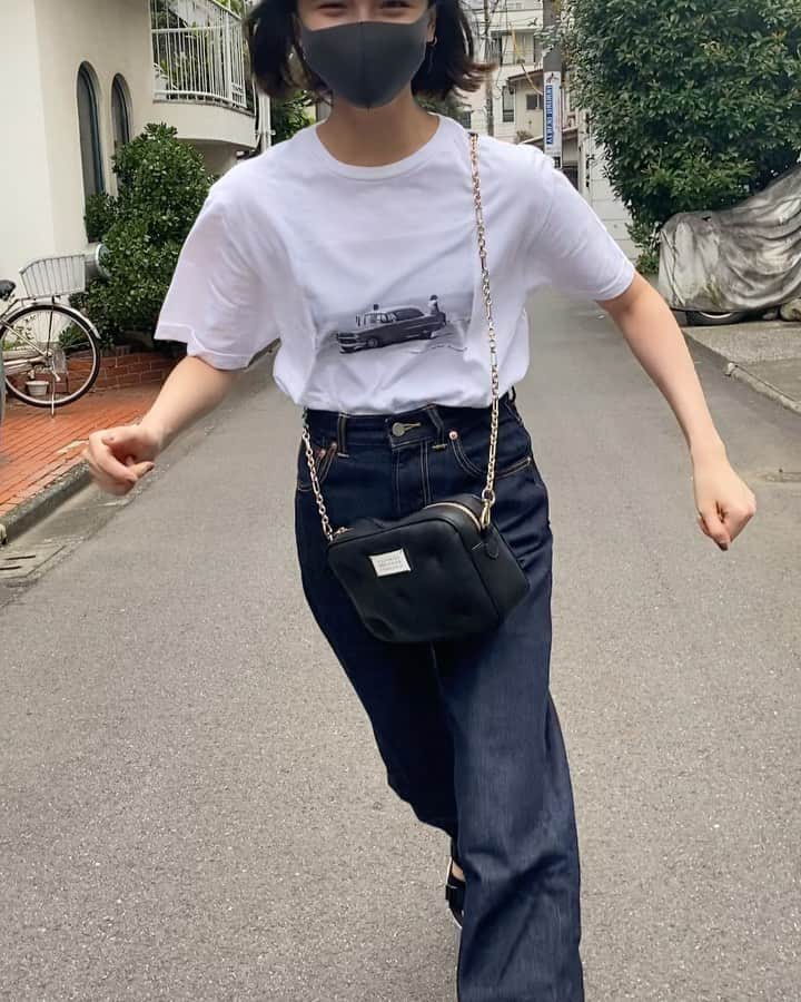のインスタグラム：「@idem__official 再々再販ありがとうございました。たくさんの方が春夏のidemを手に取ってくださり、本当に嬉しいです。 #うふふデニム　も在庫が完全復活〜！ 形がとっても綺麗で、ずっと愛せる一本です。 赤耳もかわええのよ…。 こちらは形を伝えたくて走ってる図です。  #idem_idea」
