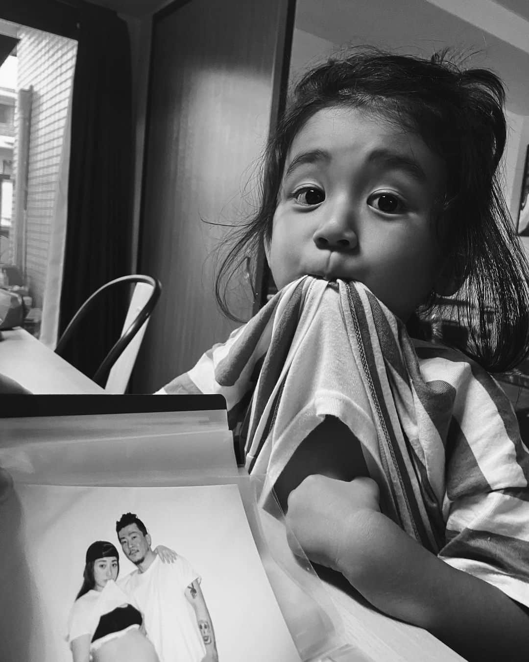 Saki さんのインスタグラム写真 - (Saki Instagram)「今日の可愛い出来事。 @yosuketokunaga  に撮ってもらったマタニティフォトの写真をやたらと気に入ってるジョアン☺️❤️ お腹を出して上目遣いで私を見つめる…ん？！って写真を見たら私がTシャツを噛んでる姿のマネをしてたんか‼️ビックリ驚き‼️子供らしい目線で、胸キュンしちゃったわ💘本当に些細なことやけど、こういう瞬間に幸せを感じて、なんて愛しいのやろって思った午後でした🥰✨  #3歳 #3歳3ヶ月 #生後39ヶ月  #谷口じょあん #恕空 #親バカ #男の子 #男の子ママ #息子　#キッズ  #ママリ #ベビフル #コドモノ #キッズモデル #ロン毛男子 #kids  #myson #mama #mamalife  #kidsphoto #kidsfashion」8月6日 21時10分 - saki1011
