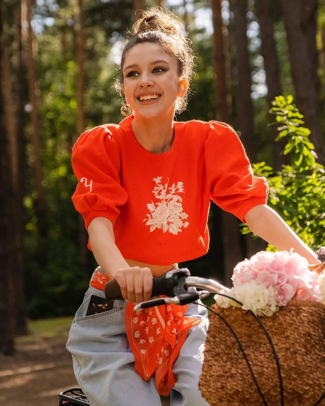 ウリヤナ・セルギエンコさんのインスタグラム写真 - (ウリヤナ・セルギエンコInstagram)「Vasilisa, top, jeans, kerchief, bag and earrings all created by Ulyana Sergeenko 🦦」8月6日 21時09分 - ulyanasergeenko