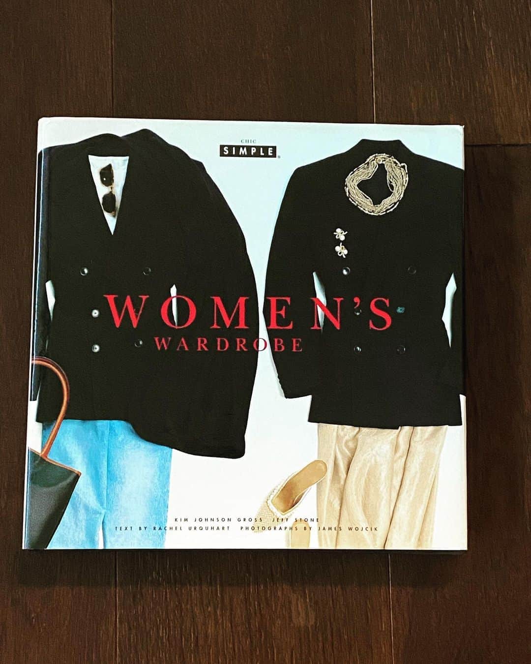 鈴木保奈美さんのインスタグラム写真 - (鈴木保奈美Instagram)「@precious.jp で「SUITSな女」特集をはじめいつもかっこいいファッションページを企画・編集されているoffice HATSU さんのライブラリで、懐かしい本を発見。90年代のお洒落のバイブル。わたしもこの本の小型版持ってたなあ。あんまりうれしくて一晩貸し出してもらいました。 #bedtimestories  #chicsimple  #womenswardrobe」8月6日 21時09分 - honamisuzukiofficial