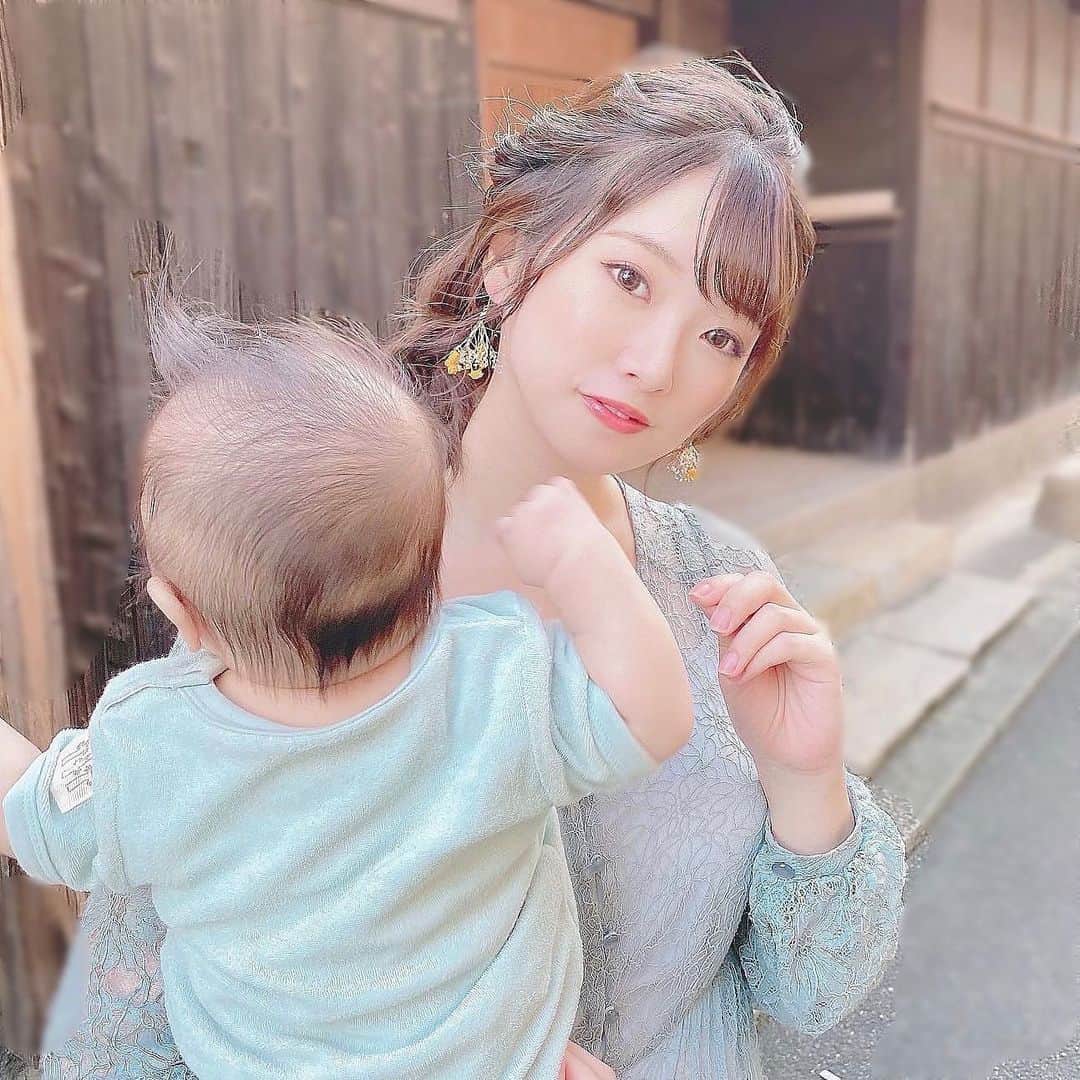 のインスタグラム：「． 👶🏻くんとお散歩◌ 水色でお揃いを意識してみた..！🦕🦕 * 前髪が伸びてきたので、くるんっと前髪に✂︎♡ 暑すぎるので、くるりんぱと 三つ編みで首元スッキリサイドアレンジにした🌼 * 明日、アップするYouTubeに詳細載せるよ〜！ 明日は"汗＆暑さ対策"ができるアレンジ３選です🍉 * いつも履いてる @gyugyugyu_lme は メッシュ加工になってるから夏場も大丈夫👌🏻♡ サイズ展開も多くなって 7サイズまであるから必ず自分のサイズが見つかるよ！ (私は、産前産後変わらずMサイズを着用中❣️) * #男の子ママ #男の子ベビー #おとこのこママ  #暗髪カラー #暗髪 #暗髪グレージュ #親子コーデ #きょコ #今日のコーデ #くるりんぱ #三つ編み #くるりんぱアレンジ #三つ編みアレンジ #前髪 #シースルーバング #簡単アレンジ #前髪アレンジ #ママコーデ #ママライフ #ママファッション #カラコン #4ヶ月ベビー #生後4ヶ月 #編みおろし #fashion #ootd #hairstyle #youtube #伊藤りか #snsクリエイター」