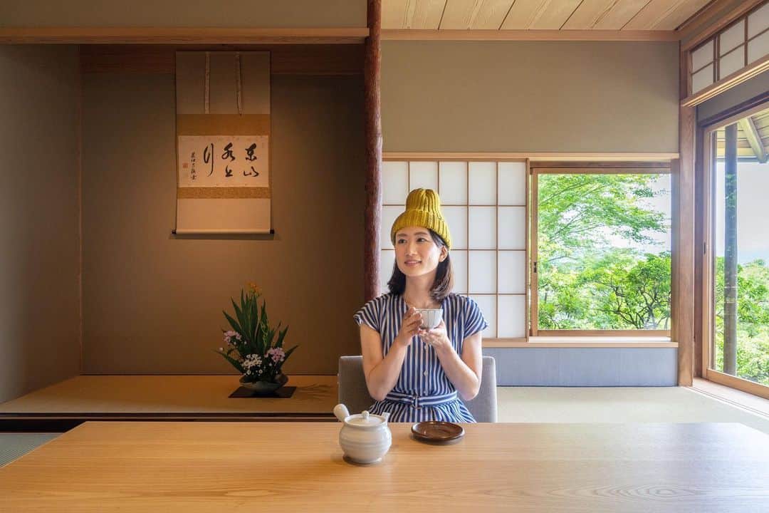 詩歩さんのインスタグラム写真 - (詩歩Instagram)「京都の和なホテルにおこもりSTAY🌿﻿ ﻿ 京都の東山エリアにある #ウェスティン都ホテル 。﻿ その施設内にあって、7月にリニューアルオープンしたお部屋 #佳水園 を取材させていただきました。﻿ ﻿ あのノーベル文学賞作家・川端康成が実際に執筆活動をしていた、そのお部屋そのものに泊まらせていただきました…！﻿ あ、あがる・・・！！！﻿ ﻿ その1泊2日の宿泊の様子はyoutubeにアップしました！﻿ ﻿ 日本庭園や天然温泉、食事はもちろん、徒歩圏内の周辺スポットもご紹介しています。﻿ ﻿ Youtubeは「詩歩の絶景チャンネル」で検索してね🌱プロフィール欄にもURLあります。﻿ https://www.youtube.com/user/zekkeichannnel﻿ ﻿ ぜひ感想コメントお待ちしています✨﻿ ﻿ ﻿ ﻿ ﻿ Staying at a Japanese style hotel in Kyoto⛩﻿ ﻿ The Westin Miyako Hotel is located in the Higashiyama area of Kyoto. We had the pleasure of checking out the newly renovated Kasuien, a room within the hotel, which opened in July. We got to stay in the actual room where Nobel laureate Yasunari Kawabata used to write. ﻿ ﻿ I've posted vlog about this one-night stay on my youtube!﻿ ﻿ To watch youtube, search for "Shiho's spectacular channel" or use the URL in the profile section.﻿ https://www.youtube.com/user/zekkeichannnel ﻿ ﻿ I introduce the Japanese garden, natural hot springs, dining, and of course, the surrounding spots within walking distance. I' d love to hear your comments!﻿ ﻿ ﻿ ﻿ 🙏旅行する方へのお願い﻿ 政府や自治体が発表している新型コロナウイルスの最新情報を確認ください。﻿ また国土交通省が発表する #新しい旅のエチケット を守って旅行しましょう！﻿ ﻿ ﻿ SP thanks﻿ @westinmiyakokyoto @su__san3 #shiho_kyoto﻿ ﻿ ﻿ 📷July﻿ 📍ウェスティン都ホテル京都／京都﻿ 📍THE WESTIN MIYAKO KYOTO／Kyoto Japan﻿ ﻿ ﻿ ﻿ ©Shiho/詩歩」8月6日 21時01分 - shiho_zekkei