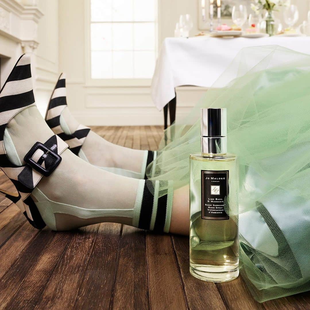 Jo Malone Londonさんのインスタグラム写真 - (Jo Malone LondonInstagram)「A spritz of Room Spray is all you need to knock them off their feet. #ScentsOfHome #Enchanted」8月6日 21時02分 - jomalonelondon