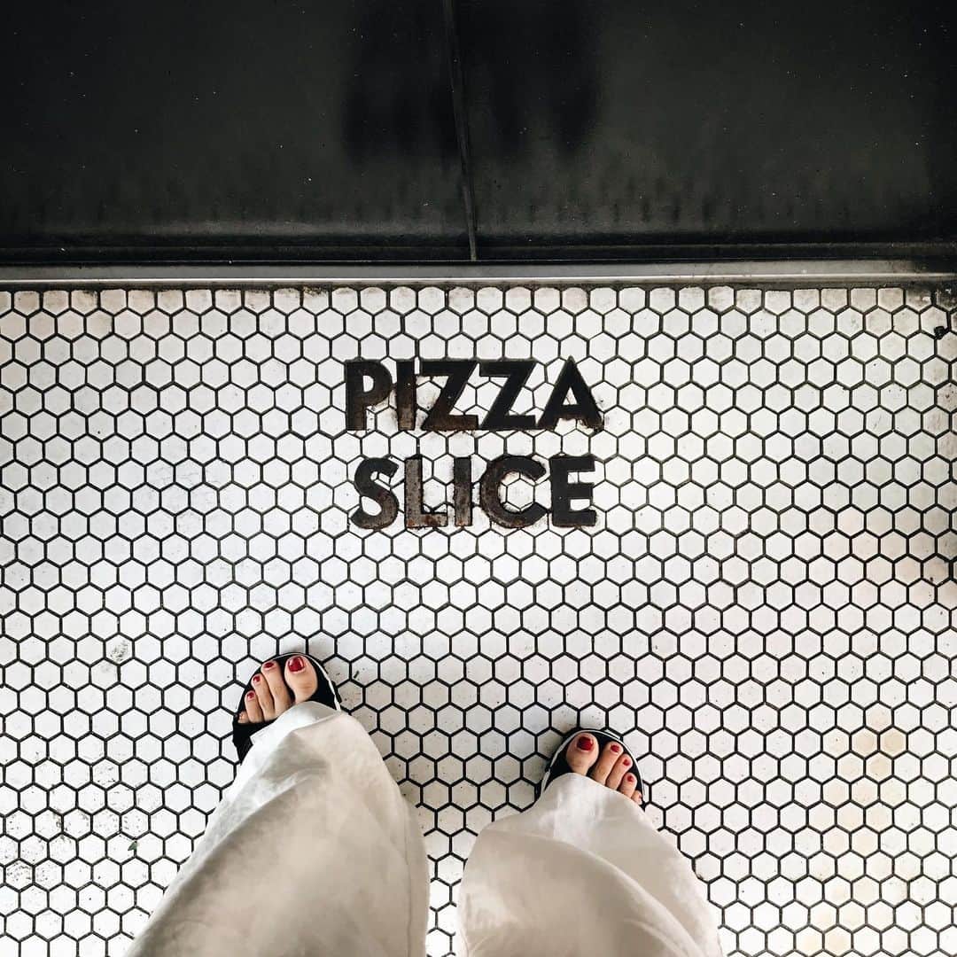 二瀬里子のインスタグラム：「久しぶりにピザ🍕食べたいな✨ 新型コロナよ。早く終息してくれ😭 外出できなさ過ぎて辛い〜〜😭 #pizzaslice」