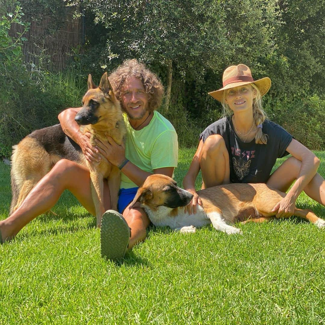 カルレス・プジョルのインスタグラム：「Os presentamos a Dana, nuevo miembro de la familia. #nocompresadopta」