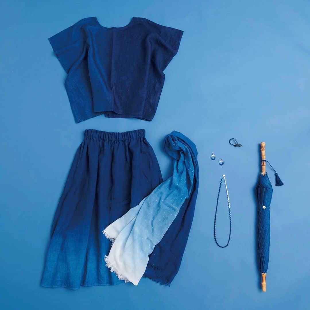 中川政七商店さんのインスタグラム写真 - (中川政七商店Instagram)「「夏の色、美しい藍。」﻿ ﻿ 天然のゆらぎや変化していく表情が美しい、藍染。﻿ 着るほどに美しい、時を重ねるごとに自分に馴染む服。 身に着けるだけで、夏の清涼感があふれてきます。 ﻿ 左右で、濃淡の異なる藍色を表現したブラウスと、裾にかけてグラデーションを表現したスカート。 淡い青から濃紺まで染めることができる藍の特徴が感じられる一着です。﻿ ﻿ ブラウスの藍染めを施してくださったのは、明治3年創業の滋賀県「紺九」さん。﻿ 伝統技法にこだわり、藍の栽培からすくも（染料）づくり、藍建て（染料を染められる状態にすること）、藍染めまで一貫して行う、数少ない紺屋です。﻿ ﻿ 化学染料では出せない奥深く美しい本藍染めの色は、空気に触れるほどに色が冴え、経年変化もお楽しみいただけます。﻿ ﻿ ▶︎本藍染ブラウス／¥17,600﻿ ▶︎本藍染ロングスカート／￥29,700 ﻿▶本藍染刺繍ネックレス／￥8,250(一部店舗に在庫ございます） ▶手績み手織り麻の日傘 藍染／￥60,500（一部店舗に在庫ございます）  お買い物はプロフィールリンクまたは画像をタップ。@nakagawamasa7 ﻿ ﻿ #中川政七商店 #暮らしの道具 #japaneseculture #japanesestyle #nakagawamasashichi #藍染 #藍染め #夏の装い #夏コーディネート #夏服コーデ #日々の暮らし #夏のファッション #夏服 #ワンピース #ワンピースコーデ #ワンピース👗 #ブラウス #ブラウスコーデ #チュニック #チュニックコーデ #藍週間  #日傘 #日傘コーデ #ネックレス @tripleo_official」8月6日 21時06分 - nakagawamasa7