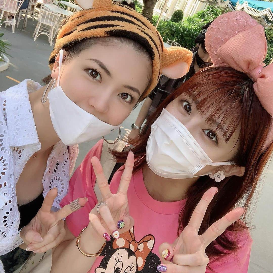 彩波けいとのインスタグラム：「・ 今年初ディズニー🏰💓 やっと行けた🥺🥺 ・ コロナで色々徹底してて スタッフさんに感謝😭✨ ・ 暑すぎたけど 楽しすぎた❤️ ・ つるありがとん🦄🌈 @xxyuricornxx  ・ #ディズニー #ディズニーランド #disney #disneyland #disneyphoto #disneygram #ディズニーコーデ #ティガー #🐯 #夢の国 #桜花りな #彩波けいと #宝塚同期 #宝塚og #親友 #大好き #刈り上げ女子 #ハンサムショート #guess #guessgirl #ディズニー好きな人と繋がりたい」