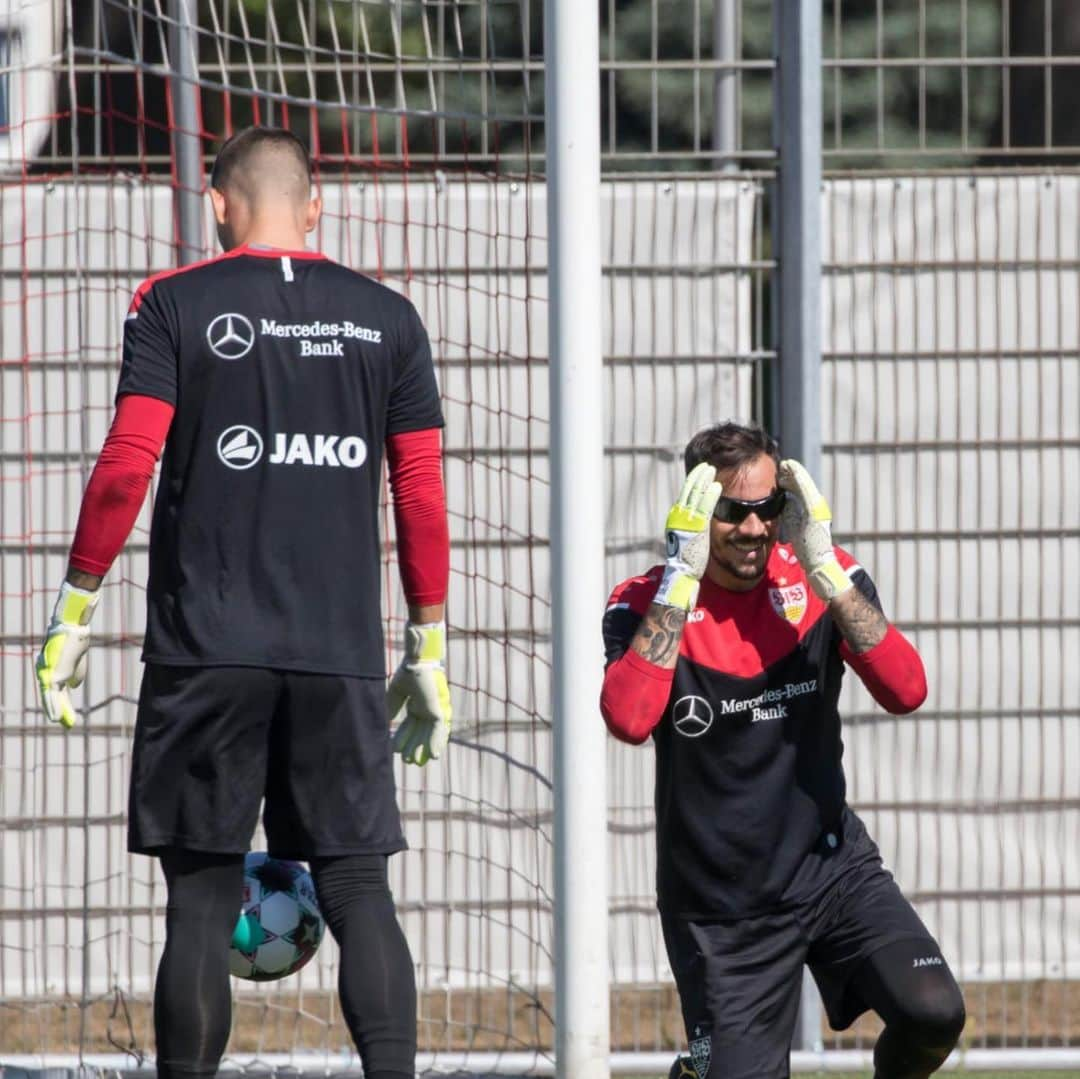 イェンス・グラールのインスタグラム：「Spezialbrille für spezielle Keeper 😝🦅」