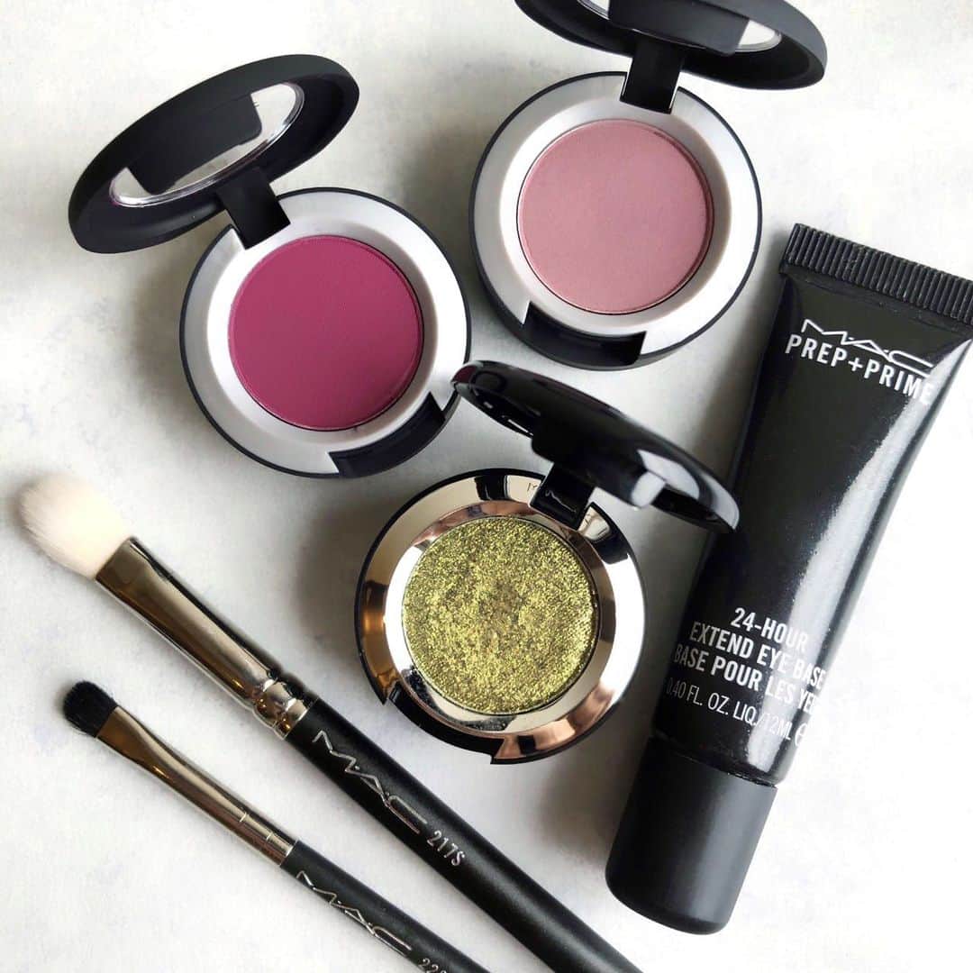 M∙A∙C Cosmetics Japanのインスタグラム：「マットな「パウダー キス」シリーズと、煌びやかな「ダズルシャドウ」シリーズを組み合わせた、力強くも色っぽいアイメイク💎 ㅤ テクニックいらずで、ナチュラルな立体感を✨仕上がりは1つ前の投稿をチェック👆 ㅤ 【使用製品】 EYES: ☑︎パウダー キス アイシャドウ / ライプンド  ☑︎パウダー キス アイシャドウ / レンズ ブラー ☑︎ダズルシャドウ エクストリーム / ジョワ ドゥ グリッツ ㅤㅤ 【公式オンラインショップ限定特典】 🆕 お好きなM･A･Cアイシャドウもしくはアイベースを含む税込5,500円以上ご購入で、マスカラのサンプル(1g)をプレゼント！ ※なくなり次第終了 ☑︎初回ご購入のお客様へ10% OFFクーポンをプレゼント （クーポンコードwelcome） ㅤ #MACPowderKiss #MACパウダーキス#MACDazzleShadow #macダズルシャドウ #MACCosmeticsJapan #MACCosmetics #MAC #MACコスメ #マックコスメ #コスメ#コスメ紹介#コスメ好き#コスメレポ #化粧品 #デパコス #コスメ部 #コスメマニア #メイク好き#メイク道具#美容大好き#美容好き#メイクプロセス#トレンドメイク#夏メイク#メイクテク#アイメイク#アイシャドウ #キラキラメイク #マット#一重メイク」