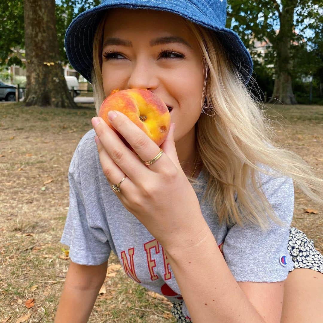 タニヤ・バーさんのインスタグラム写真 - (タニヤ・バーInstagram)「peach in the park 🍑」8月6日 21時14分 - tanyaburr