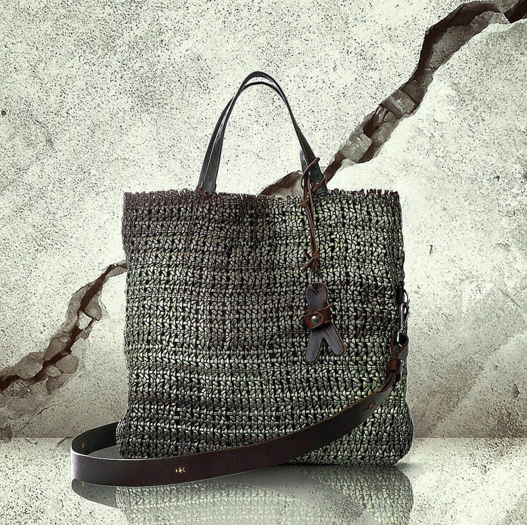 エンリーベグリンのインスタグラム：「Here’s the second variant of our #HenryBeguelin Folder M bag intreccio Maltino sprayed in a metallic beautiful Siege Green color. #HBSS20#wovenbag#madeinitaly#calfleather#bag#vegetabletannedleather#comfort#luxurydesign#summertime#」