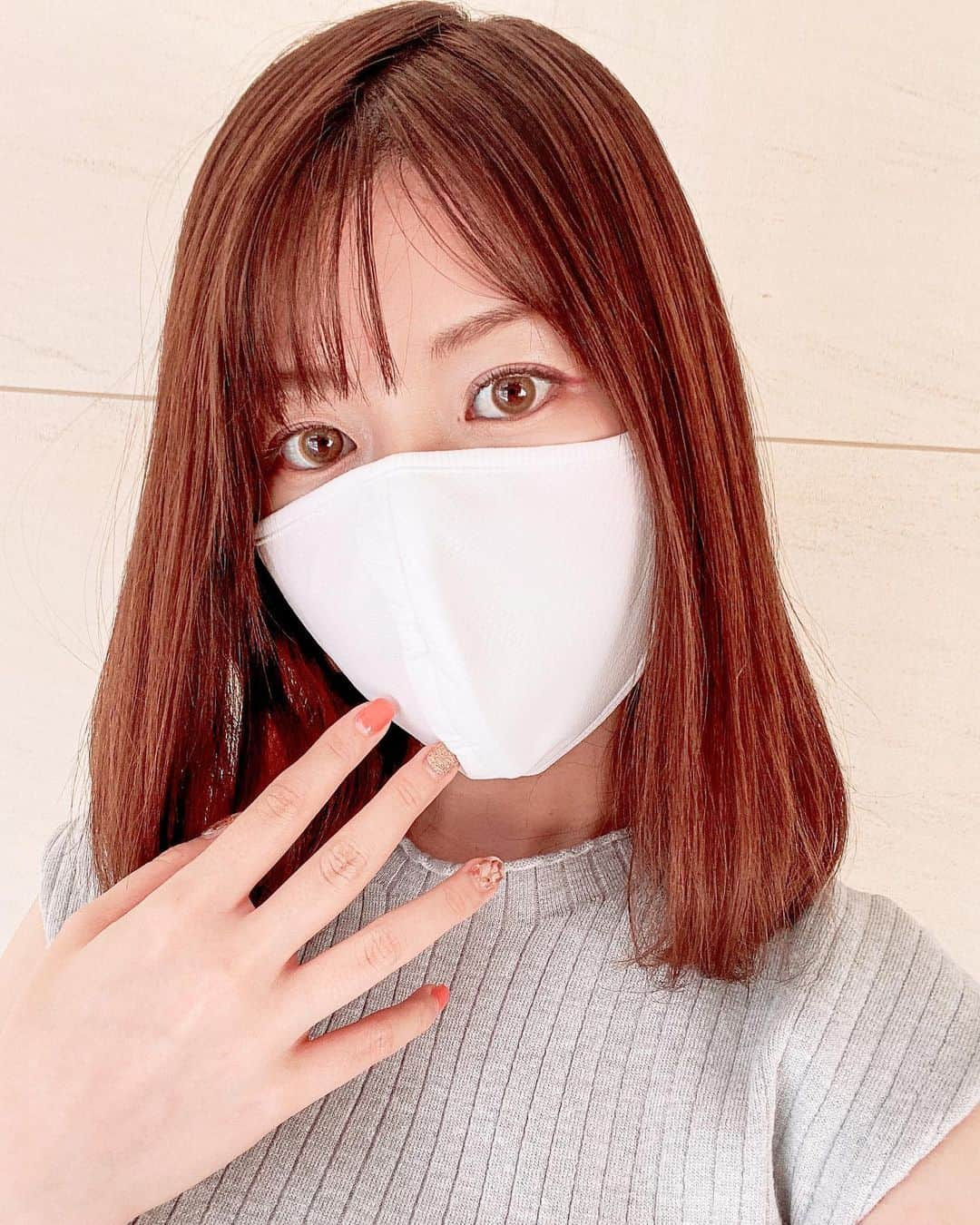 みゆこさんのインスタグラム写真 - (みゆこInstagram)「.﻿ 毎日マスク😷﻿ 目元を主役にしたメイクをするときのアイテムを﻿ 投稿してみます♡﻿ ﻿ 最近は二重幅の目尻側を、﻿ モーブ系のシャドーやアイライナーで濃いめに﻿ 塗り潰すのがマイブーム💓﻿ ﻿ アイテムをいくつか載せてみたのですが、﻿ 100円ショップDAISOのURGLAMという﻿ コスメブランドのシェーディングブラシが﻿ とても使い心地良くて 気に入ってます♡﻿ ﻿ 使いやすいし肌当たり良いのに、﻿ 100円てすごいなぁ(,,꒪꒫꒪,,)🧡﻿ ﻿ ちなみにマスクは、﻿ UNIQLOのエアリズムマスクのMサイズです！﻿ ﻿ ﻿ ﻿ #今日の1枚#毎日#マスク#😷#マスクメイク#今日のメイク#今日のコスメ#使用コスメ﻿ #マスク女子#エアリズム#エアリズムマスク﻿ ﻿ ﻿ #東京#tokyo##自撮り🤳#自撮り女子#せるふぃー#セルフィー#🤳#ユニクロ#UNIQLO#ユニジョ#アラサー女子#スナップミー#DAISO#100均#100円ショップ #100円#URGLAM#シェーディング」8月6日 21時15分 - miyuco.t