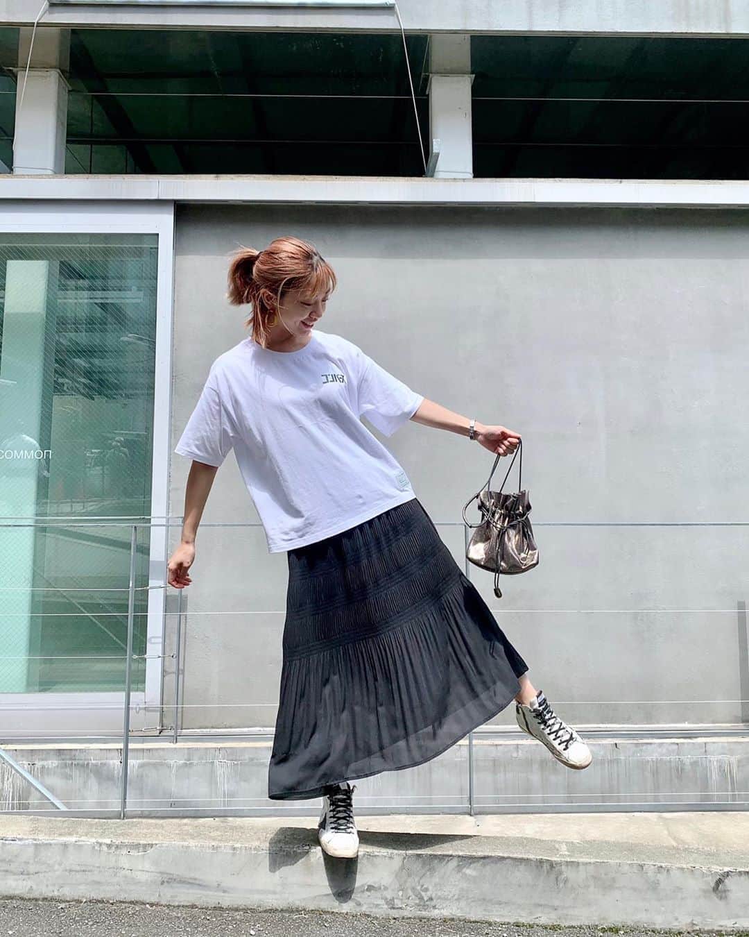 本橋優華のインスタグラム：「暑い。 Tシャツ好きだ。  #tshirt#longskirt#converse#sneaker#colony2139#goldengoose#tokyo#白T#スニーカー#カタカナロゴ#2020ss」