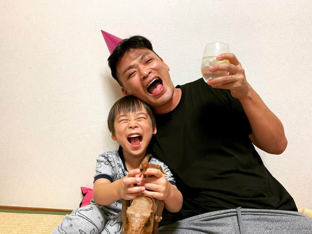 長崎亭キヨちゃんぽんさんのインスタグラム写真 - (長崎亭キヨちゃんぽんInstagram)「息子が5歳になったばい！  5年前、ヨジマル！の中継で船の中でジェンガ対決ばしよった時に産まれた息子！  新婚さんいらっしゃい！ではオレより爆笑ばとった息子！  たくさんの感動ばありがとう！  これからもよろしく！  今日は飲むばーーーい！  #息子 #5歳 #誕生日 #感動 #手にはジュラシックワールドの恐竜」8月6日 21時36分 - kiyo_chanpon