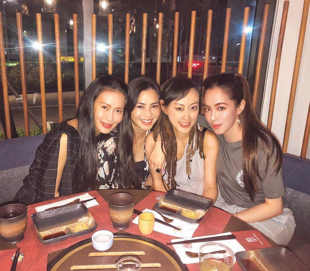 アリッサのインスタグラム：「B E S T S . 💜💜💜 x」