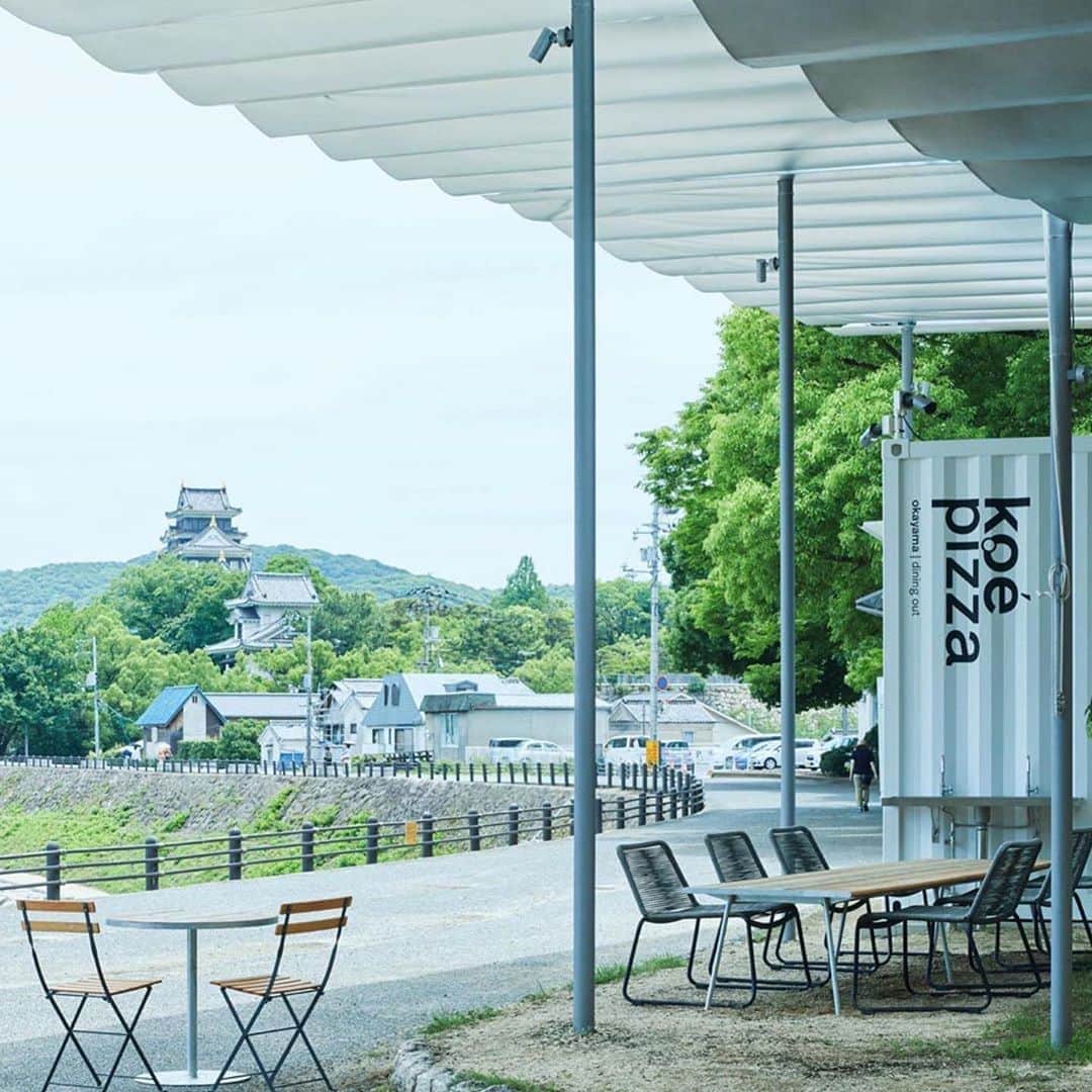 川上俊のインスタグラム：「[new project] koe pizza (dining out in the park) at Okayama // Branding, V.I. by @shunkawakami and #artlessinc / illustration by @kaerusensei / architecture by @mandai_architects  ・」
