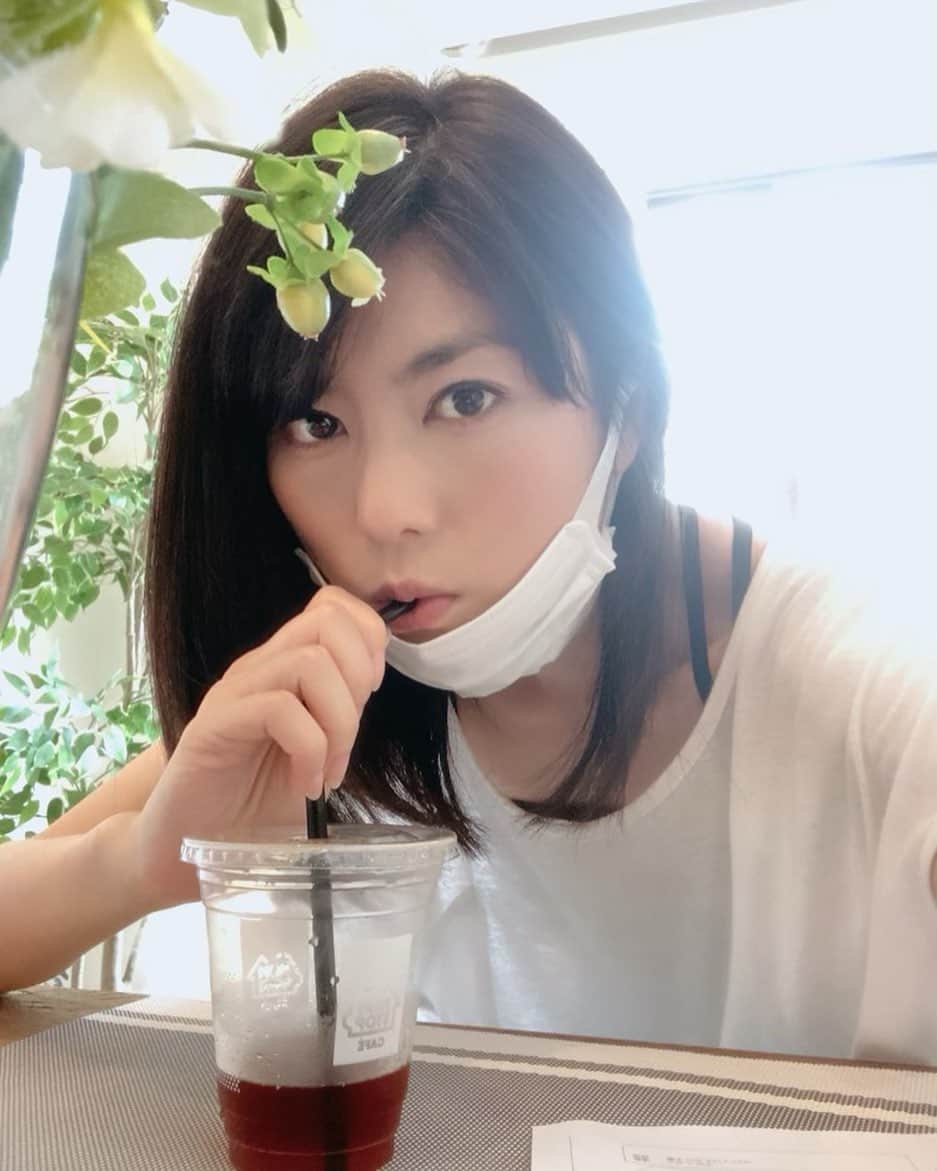芳野友美さんのインスタグラム写真 - (芳野友美Instagram)「#お洒落カフェ みたいだけど#ハウススタジオ だよ★ 久しぶりに再現の撮影でした♪嬉しい☺︎ 朝なのに！割と駅近の場所なのに！ ちょっと歩いただけで暑い！！！！！ 未だに#ホットコーヒー 派だったけど、遂に#アイスコーヒーはじめました 。 番組や放送日時など詳しくはまた後日お知らせするね♪ さて！！ 明日は#夕刊フジ 公式サイト#zakzak にて連載中のコラム「再現いろはにほへと」更新日❤︎ 前回からの後編だよ！読んでねー☺︎」8月6日 21時28分 - yumi_yoshino_1980