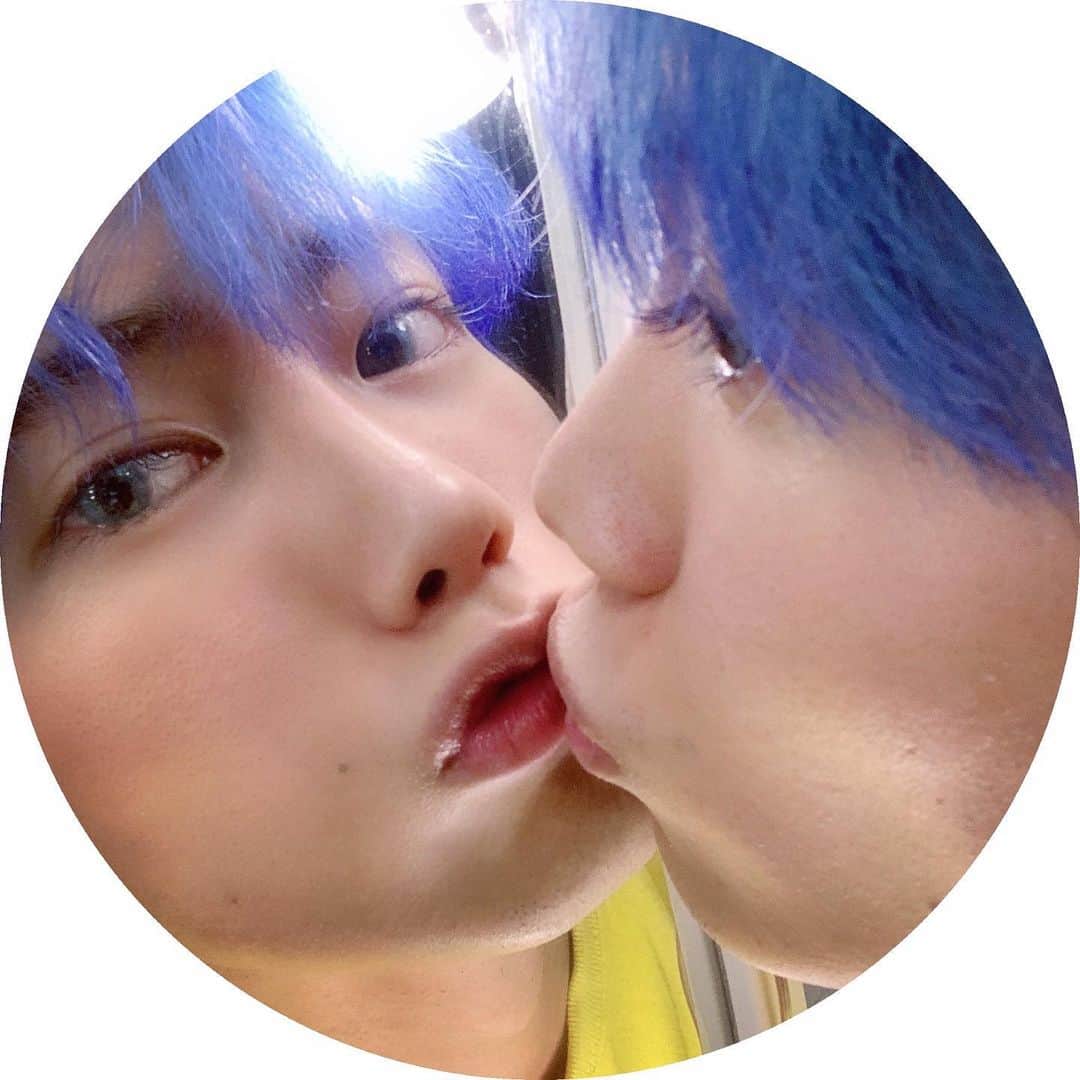 志村禎雄さんのインスタグラム写真 - (志村禎雄Instagram)「Blue contact 🥶💙　  今日はたっくさん寝たの！お昼寝いっぱいしたから今日寝れね〜気がする！ って鏡でなにしてねん！  🦋🦋🦋🦋  みんな今日もお疲れ様でした☻」8月6日 21時29分 - s.dao_