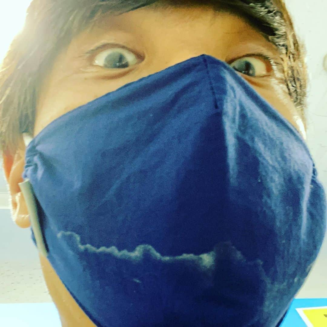 黒川忠文さんのインスタグラム写真 - (黒川忠文Instagram)「今気がついた！ 汗かき過ぎてマスク潮吹いてるww 「藍染めマスク」と言えば 誤魔化せそうやな(￣▽￣)」8月6日 21時29分 - kurokawatadafumi