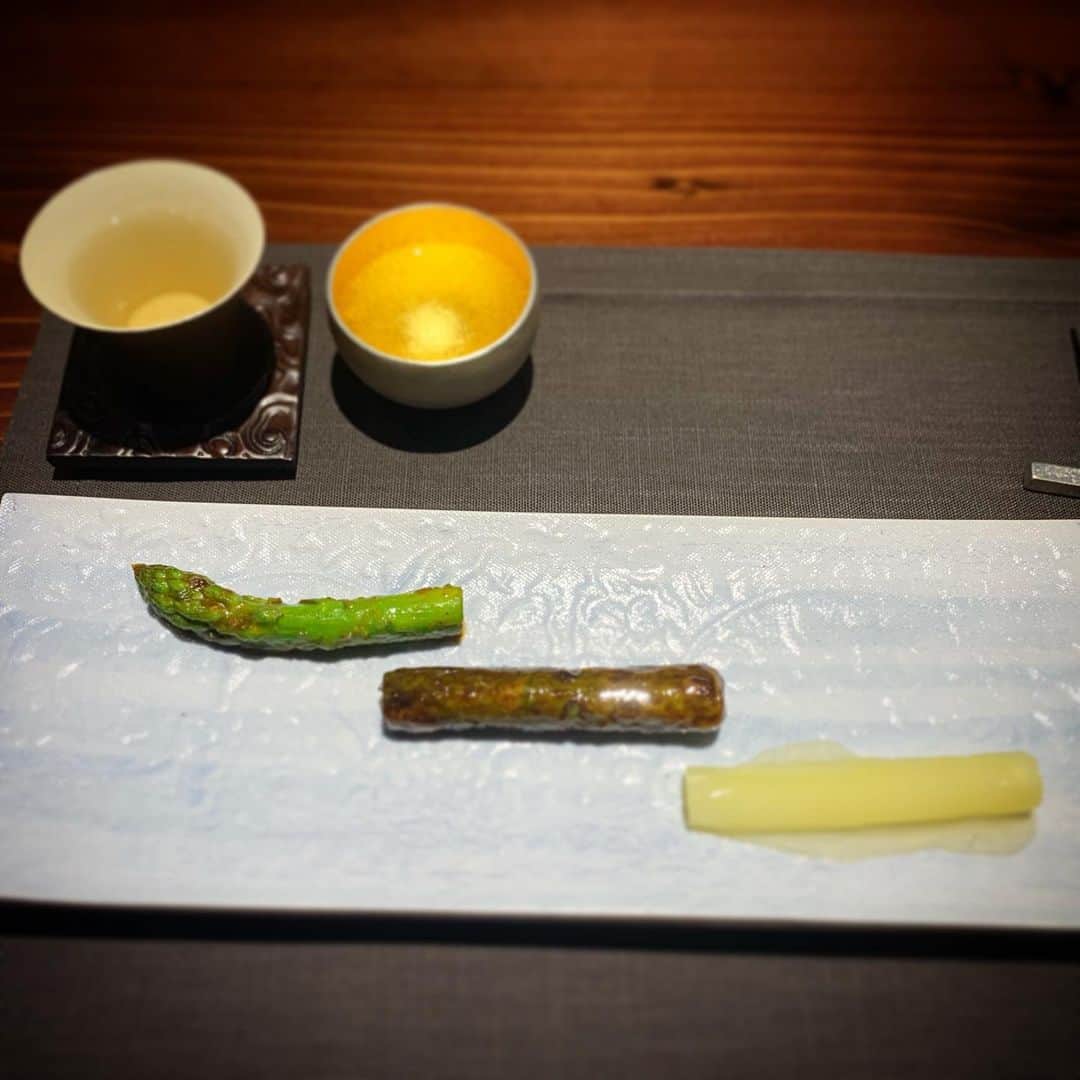 明星優花さんのインスタグラム写真 - (明星優花Instagram)「昨夜の美食会❤️ ・ またまた予約のなかなか取れないところを取っていただきました🥺 『ShinoiS』さんで、スペシャルなひと時を…😍 高級食材をふんだんに使い、お茶とペアリングしながら頂きました❤️ ・ 素材を活かしつつ、上品でありながら濃厚な味付けには舌が蕩けそうでした🤤 ・ ・ ShinoiS 03-6277-0583 東京都港区白金台4-2-7 bld桜なみき 2F https://tabelog.com/tokyo/A1316/A131602/13241948/ ・  #食事 #食事記録 #グルメ #グルメ好きな人と繋がりたい  #グルメ女子  #食事 #食事会 #美食 #美食会 #美食日記 #美食推薦 #中華 #ごはん #ディナー #dinner #dinnertime  #ミシュラン #Michelin」8月6日 21時30分 - yuka1219yuka