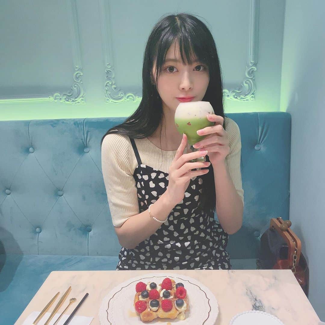 藤田いろはのインスタグラム：「内装が綺麗でめっちゃあがったー！！！﻿ どこ見てもかわいくてかわいくて💓﻿ 私たちは二階でミントグリーン？ぽい席だったんだけど、帰りがけにめちゃくちゃ親切な方のおかげでピンクの席でも写真撮らせて貰ったよ🥺神﻿ ﻿ ﻿ ﻿ ﻿ ‪#藤田いろは#グラビア#gravure #japanesegirl #レースクイーン#tokyo  #l4l #aziangirl  #ビジョビ #模特 #뷰티스타그램 #cosplay #黒髪ロング#太もも #소통해요#셀스타그램#モデル #model #그라비아 #脚フェチ #日本的 #性感內衣 #sexy  #性感美女 #性感尤物 #カフェ巡り #表参道カフェ #表参道グルメ　#SalondeLouis #南青山カフェ」