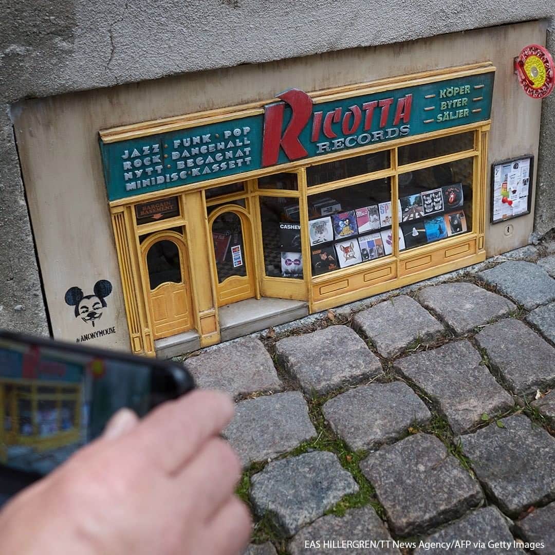 ABC Newsさんのインスタグラム写真 - (ABC NewsInstagram)「An art installation made by the artist collective Anonymouse is seen in the Nygatan street in Lund, Sweden. The Anonymouse collective builds mouse-themed miniatures and displays them in public. The record shop is their latest work. Destiny´s Cheese or Minor Enemy are some of the records on view in the store window. #art #sweden #streetart #anonymouse」8月6日 21時30分 - abcnews
