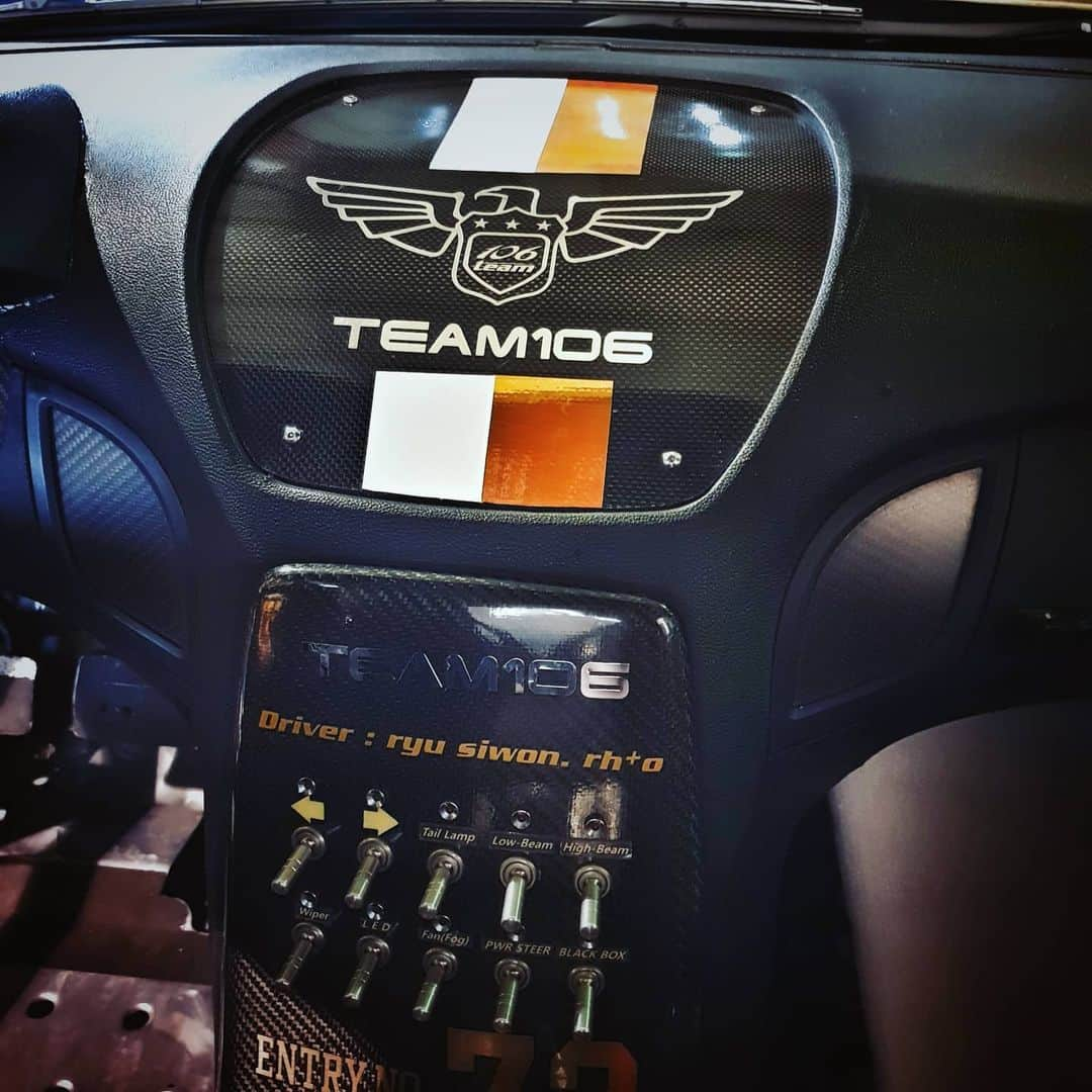 リュ・シウォンさんのインスタグラム写真 - (リュ・シウォンInstagram)「. #TEAM106⭐GT1-Race Car📌 . #간만에 직접~랩핑&스티커 작업하니...감회가...🙃😉 . .」8月6日 21時32分 - ryusiwon106