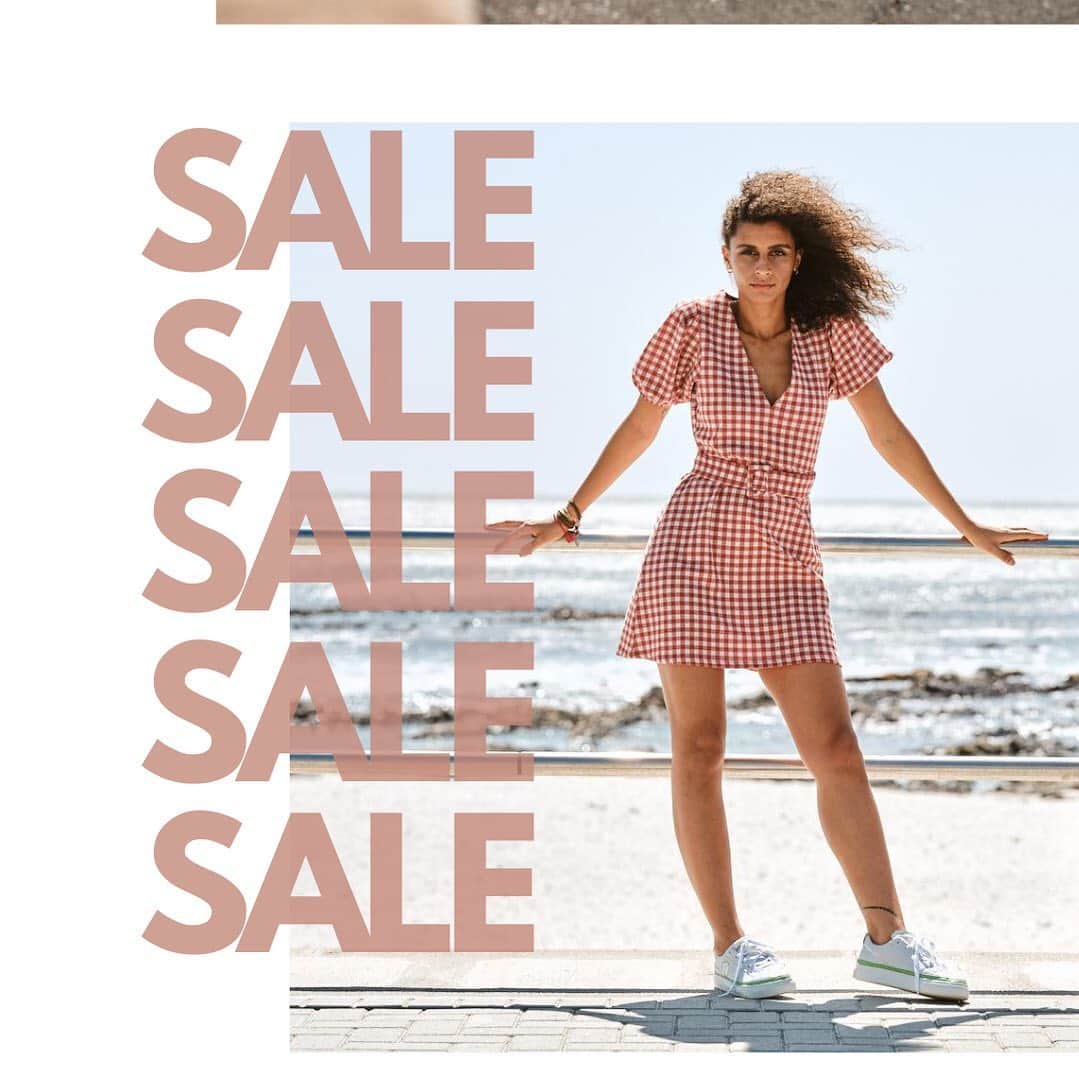 のインスタグラム：「Komrads APL sneakers are made with natural, recycled materials. Better for you and better for the planet. Now € 109 for a limited time #recycledsneakers #appleleather #summersale」