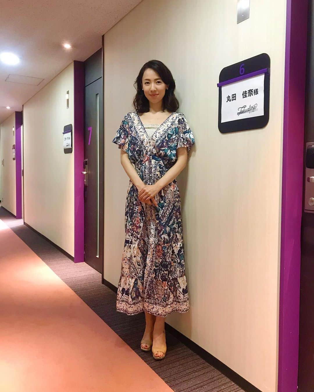 丸田佳奈のインスタグラム：「今週月曜日のとくダネ!、 出演後。  夏らしいゆったりワンピースにしてみました。  #フジテレビ #とくダネ #CX #情報番組 #ワイドショー #医師 #コメンテーター #朝」