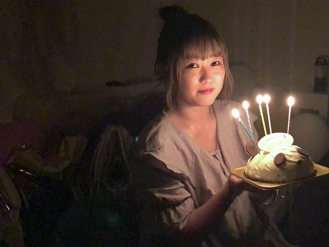 広瀬彩海さんのインスタグラム写真 - (広瀬彩海Instagram)「遅くなりましたが、、 8/4で21歳になりました🍰  20歳は感覚的にはハタチ！って感じでしたが、 21歳は、とうとう本格的に20代って感じで(語彙力) 誕生日がきて少し焦ったのは初めてでした。（笑）  まだまだ若い！と言っていただけますが、うかうかもしてられない年齢。 一日一日大切にまっすぐ私らしく進んでいきます！！  20歳の1年は本当に皆さんに支えてもらったので、21歳は恩返しできるように頑張ります。  これからも広瀬彩海をよろしくお願いします🌷  だいすき！  #21歳 #ありがとう #birthday #love」8月6日 21時42分 - ayaka__hirose