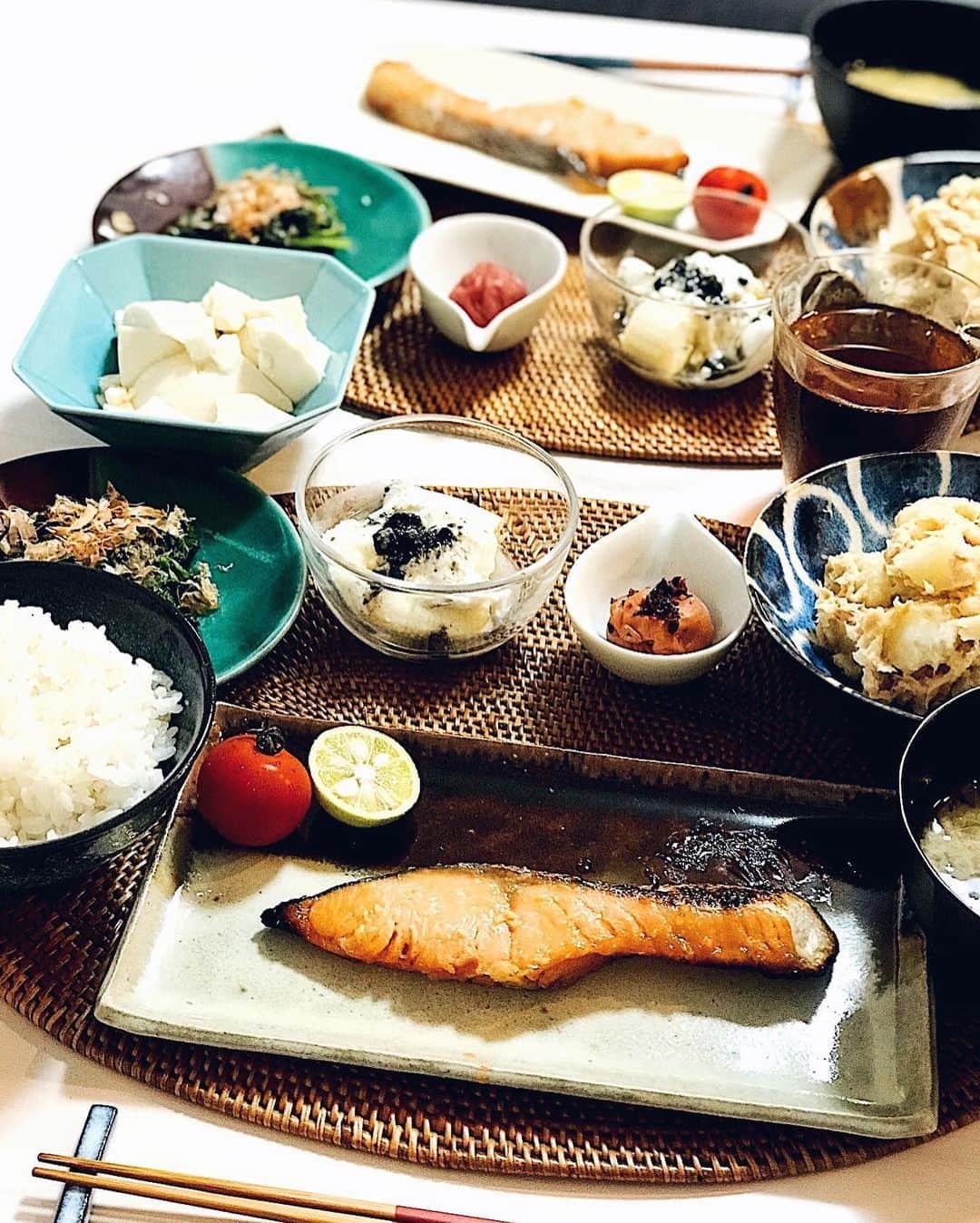 MAOさんのインスタグラム写真 - (MAOInstagram)「. この中だと、スープカレーと鯵のなめろうがヒットでした！ . 写真1は塩分を一切使ってない、むくみ解消レシピですが、完食するのが苦痛すぎるので、多分もう作らないでしょうなぁ。 . #cooking #dinner #homemade #recipes #japanesefood #おうちごはん #晩ごはん #夕飯 #クッキングラム  #献立 #食卓 #豊かな食卓 #料理 #手料理 #食器  #塩分控えめ #塩分制限 #むくみ解消 #鰻 #うな丼#土用の丑の日 #鮭 #スープカレー #冷しゃぶ #なめろう#サムギョプサル #味噌煮込みうどん #豚の角煮 #アラビア #伊万里焼」8月6日 21時42分 - mao_1206